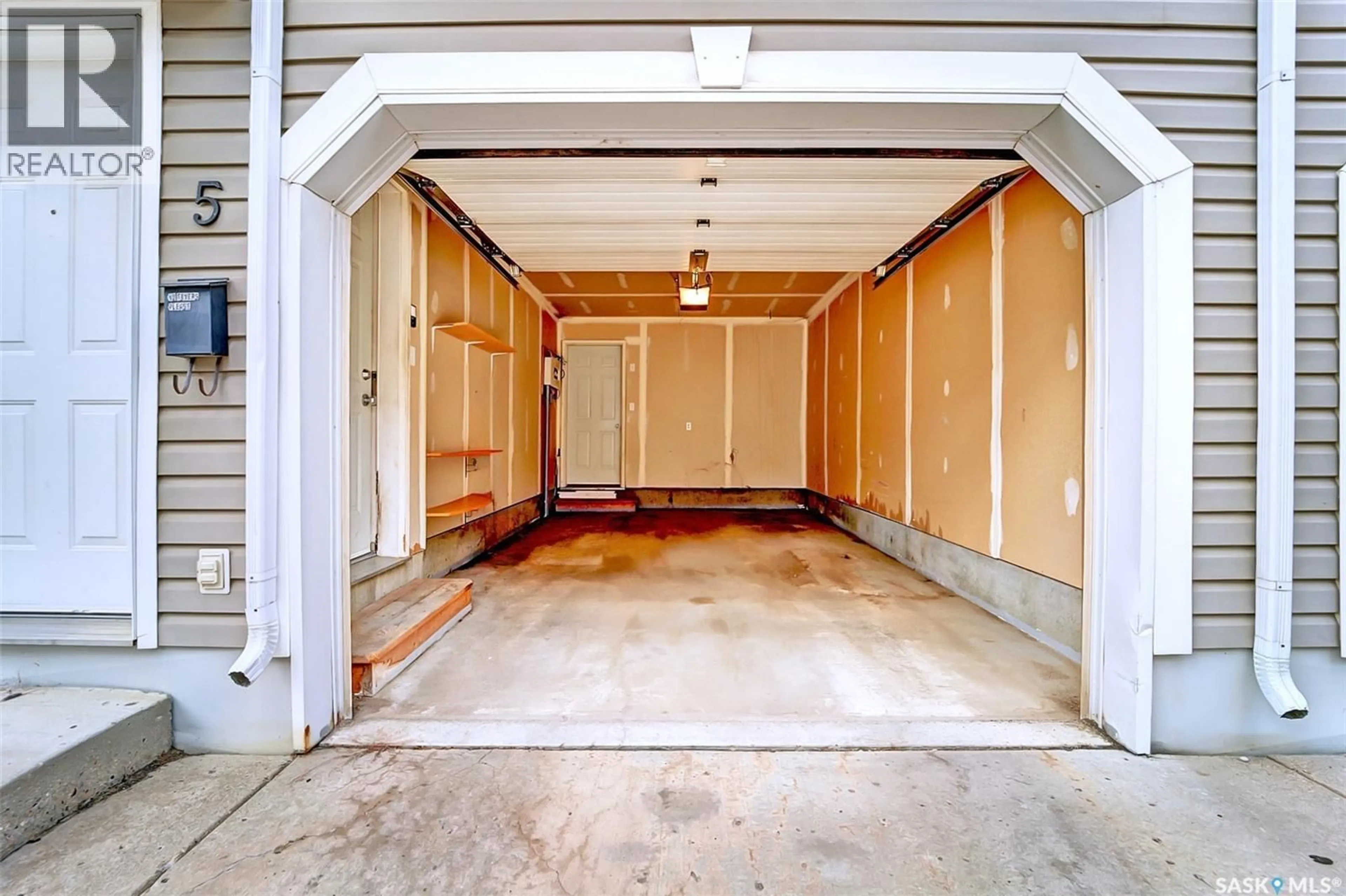 Indoor garage for 5 302 HEROLD ROAD, Saskatoon Saskatchewan S7V1J3