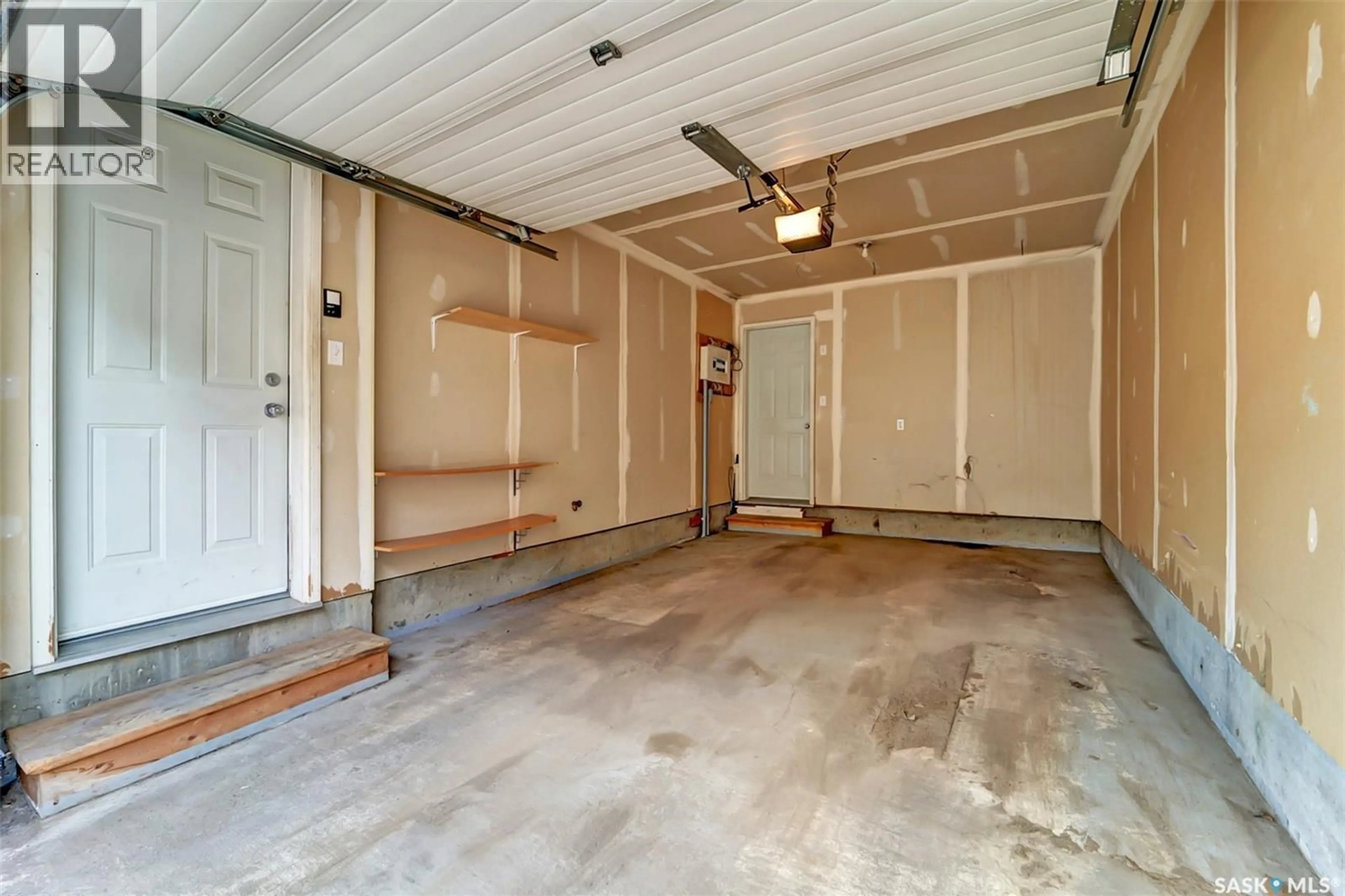 Indoor garage for 5 302 HEROLD ROAD, Saskatoon Saskatchewan S7V1J3