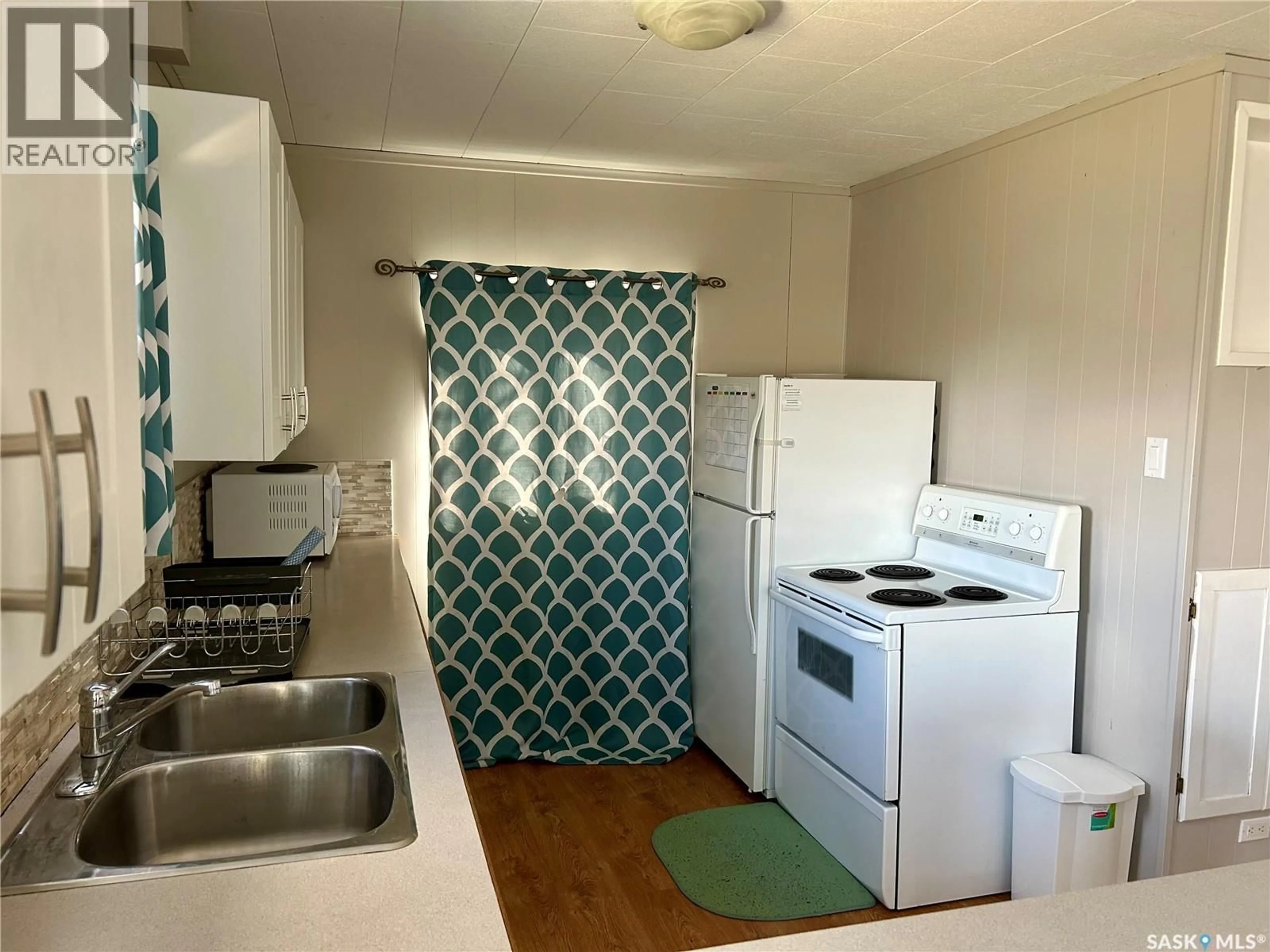 Standard kitchen, unknown for 602 16TH STREET, Regina Beach Saskatchewan S0G4C0