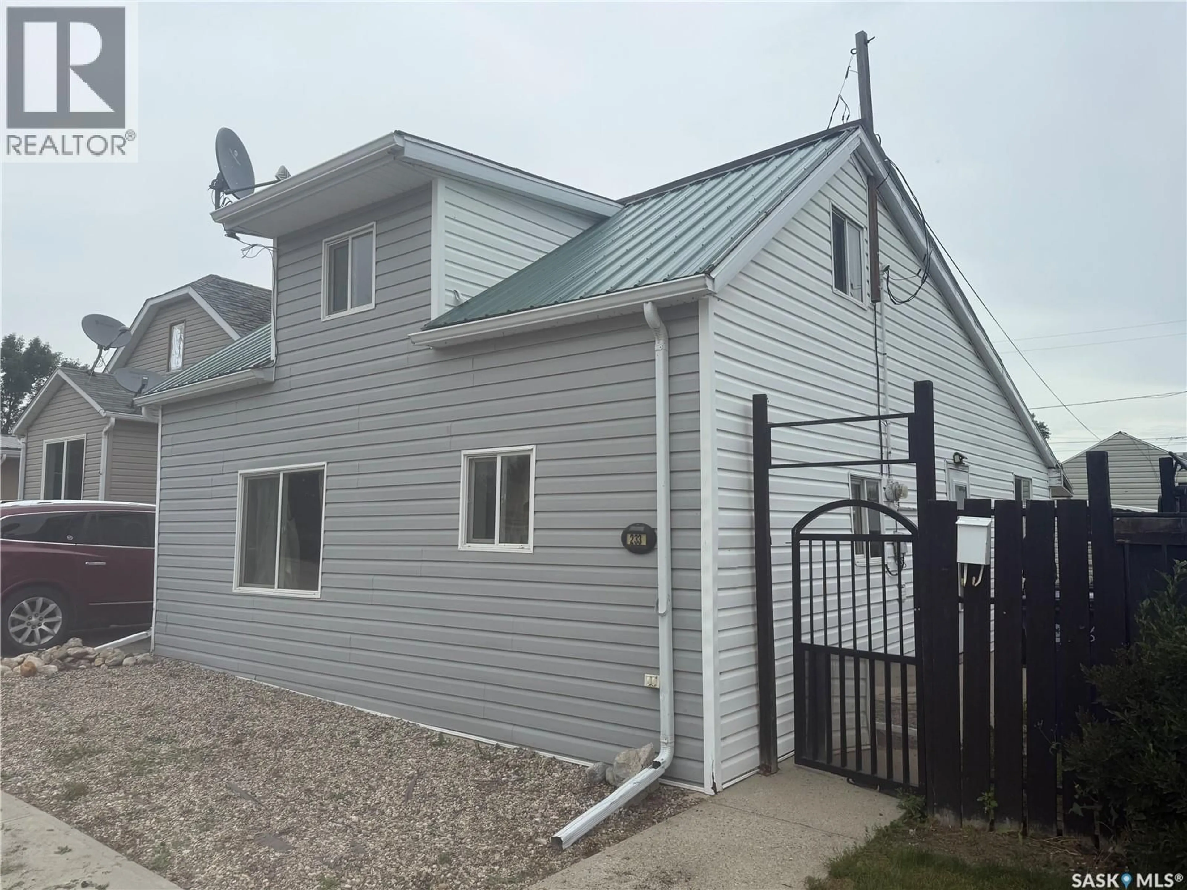 Home with vinyl exterior material, building for 233 CENTRAL AVENUE, Montmartre Saskatchewan S0G3M0