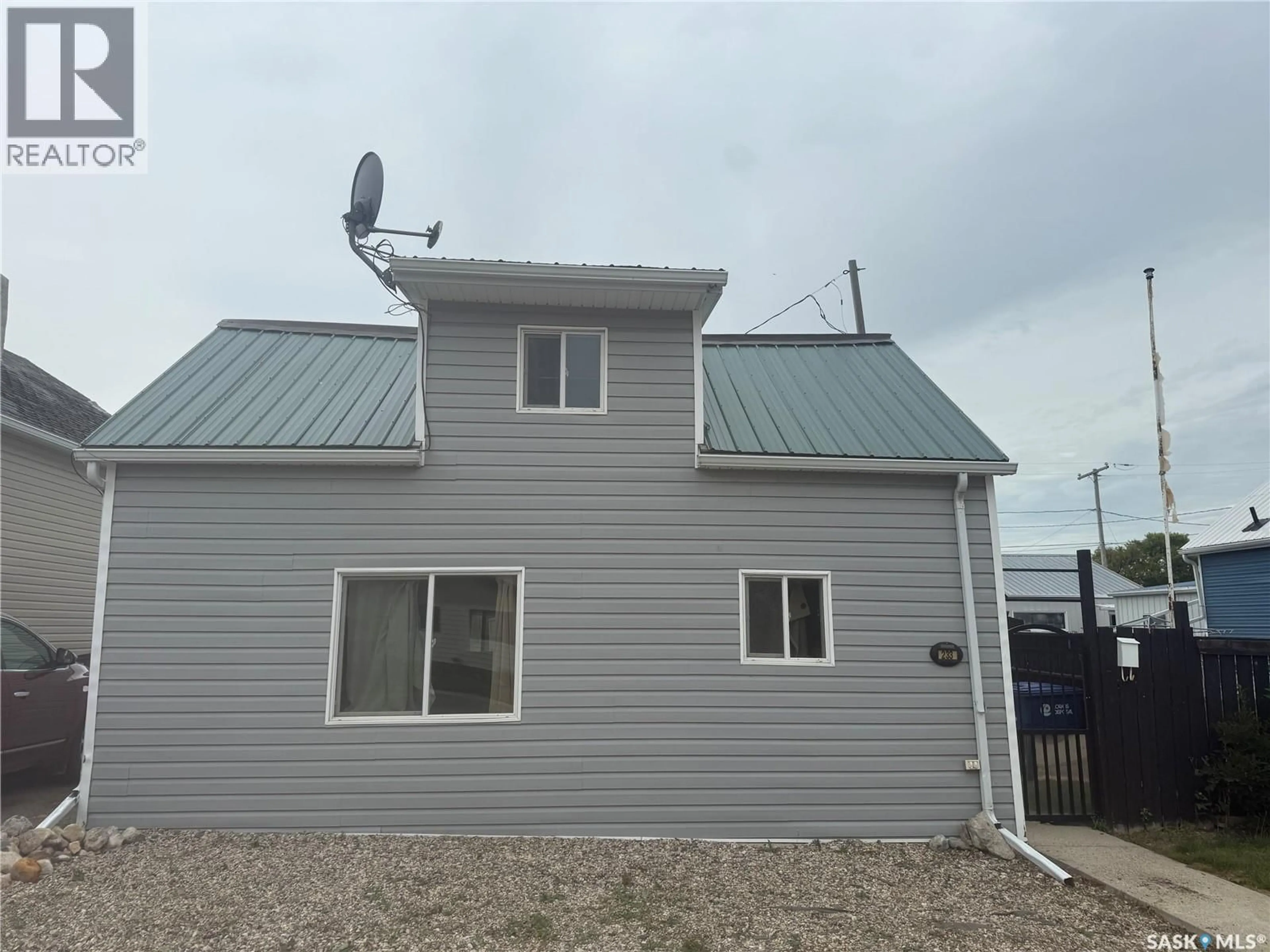 Home with vinyl exterior material, building for 233 CENTRAL AVENUE, Montmartre Saskatchewan S0G3M0