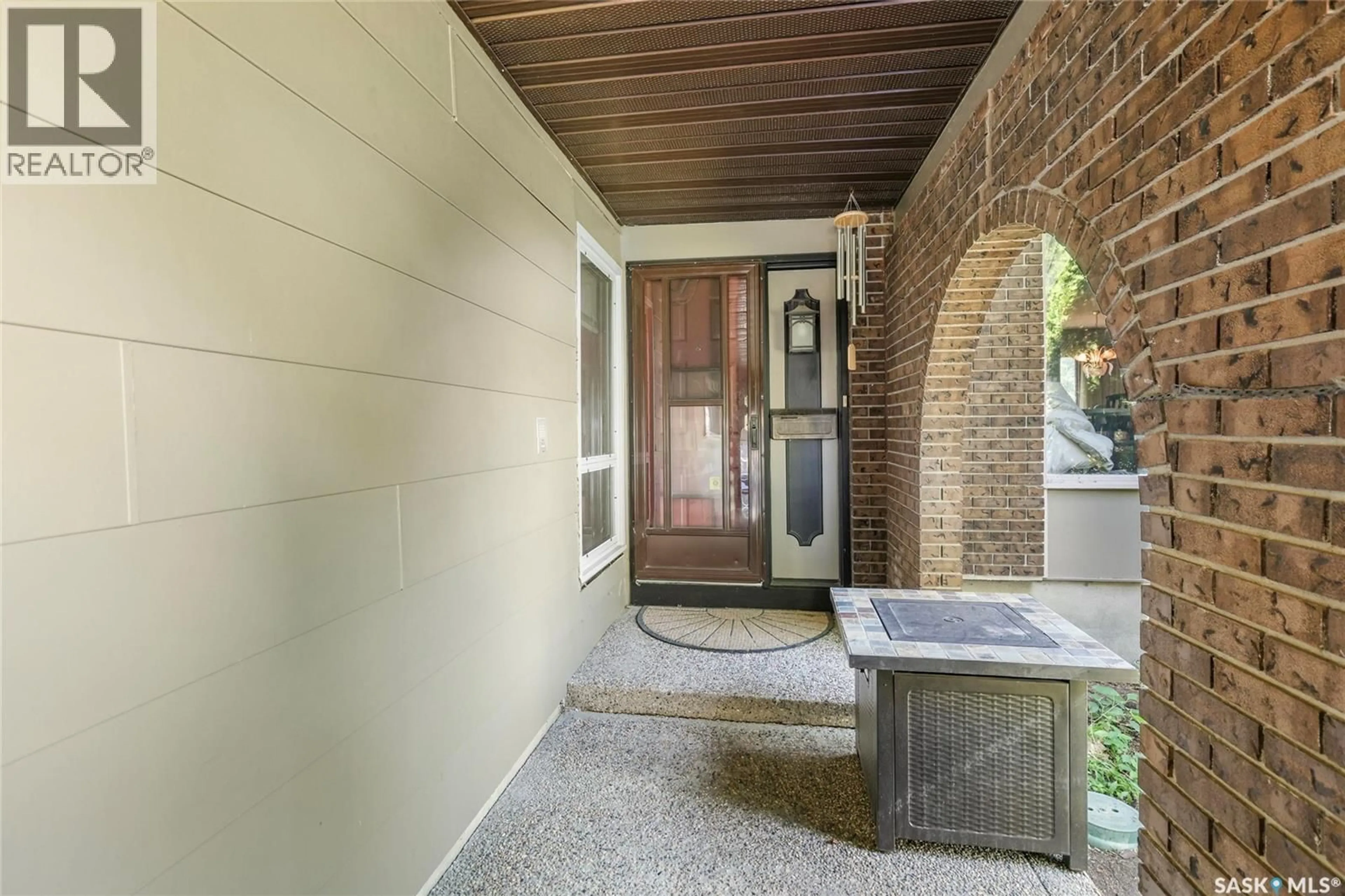 Indoor entryway for 10 SELKIRK CRESCENT, Regina Saskatchewan S4S6J4
