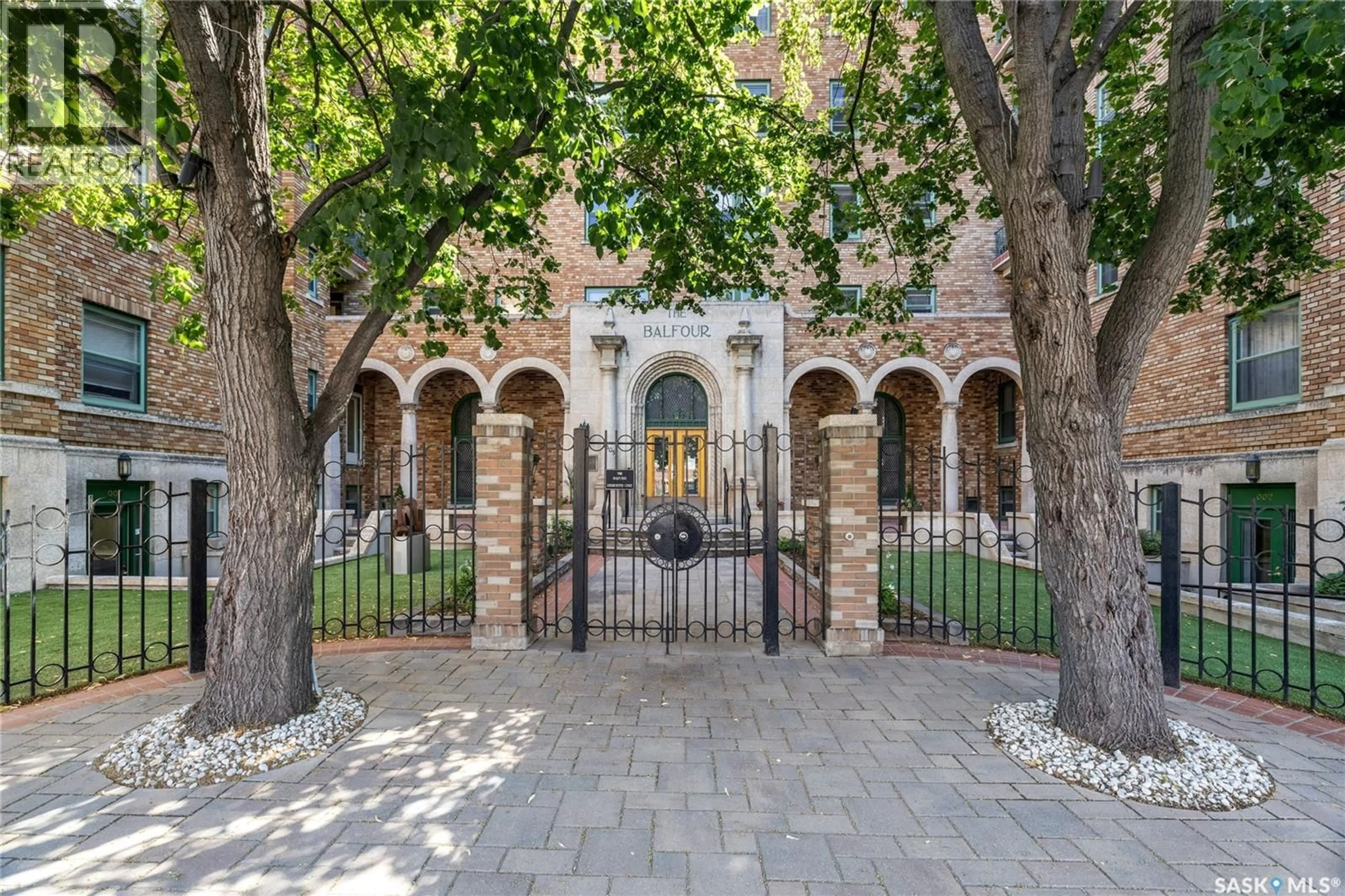Patio, street for 308 - 2305 VICTORIA AVENUE, Regina Saskatchewan S4P0S7