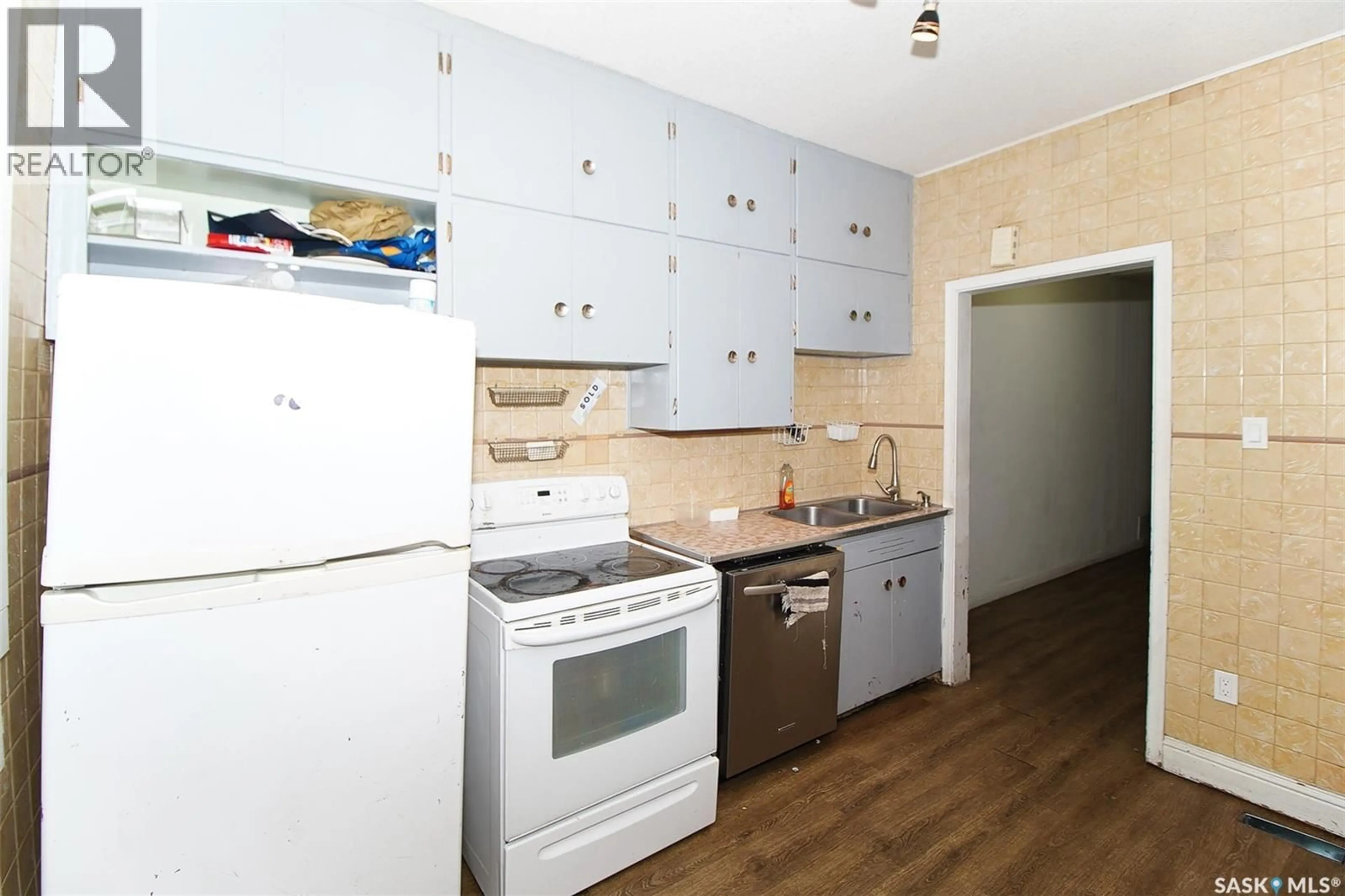 Standard kitchen, unknown for 1428 QUEEN STREET, Regina Saskatchewan S4T4B8