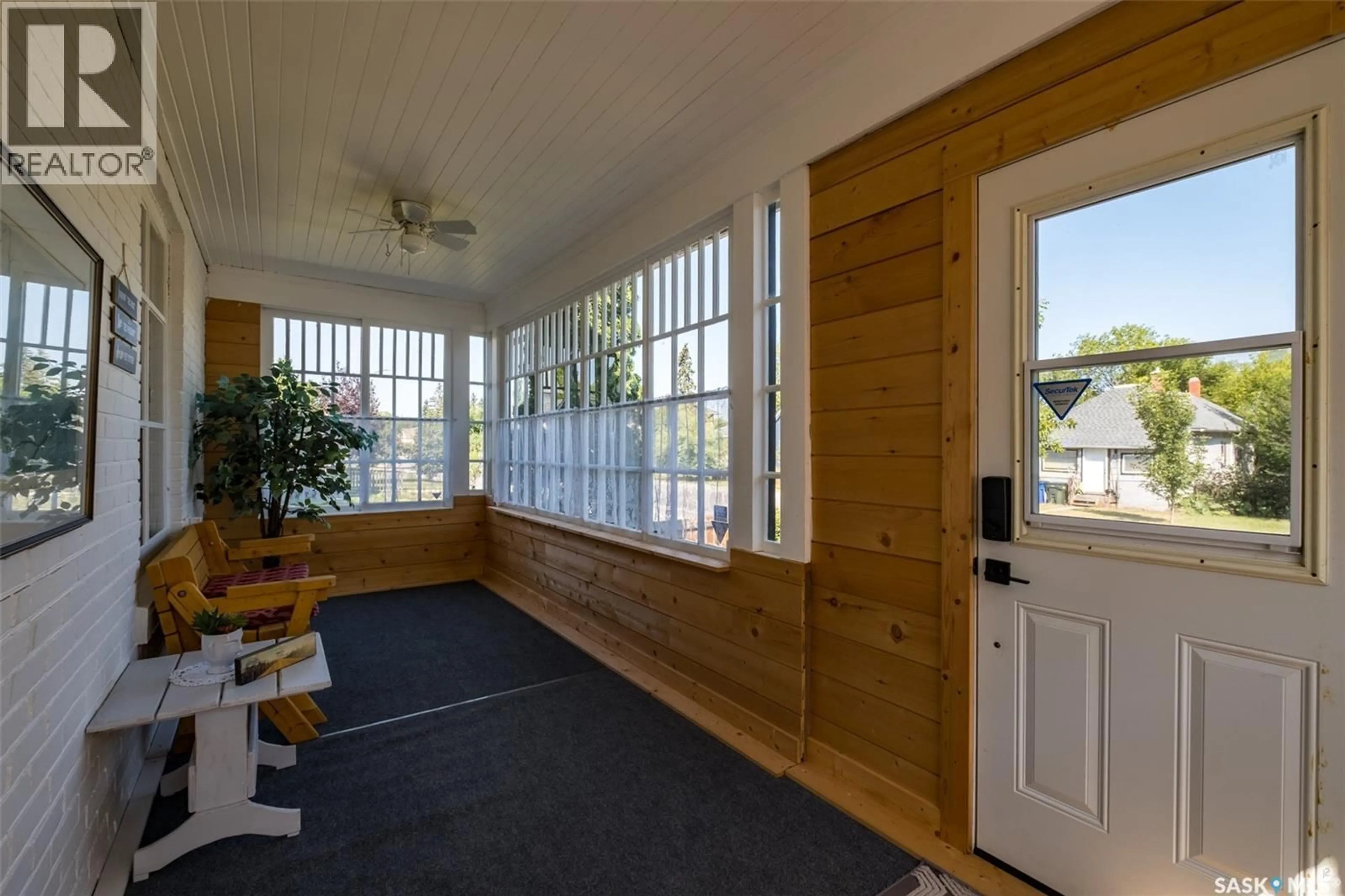 Indoor entryway for 469 8TH STREET, Prince Albert Saskatchewan S6V0W3