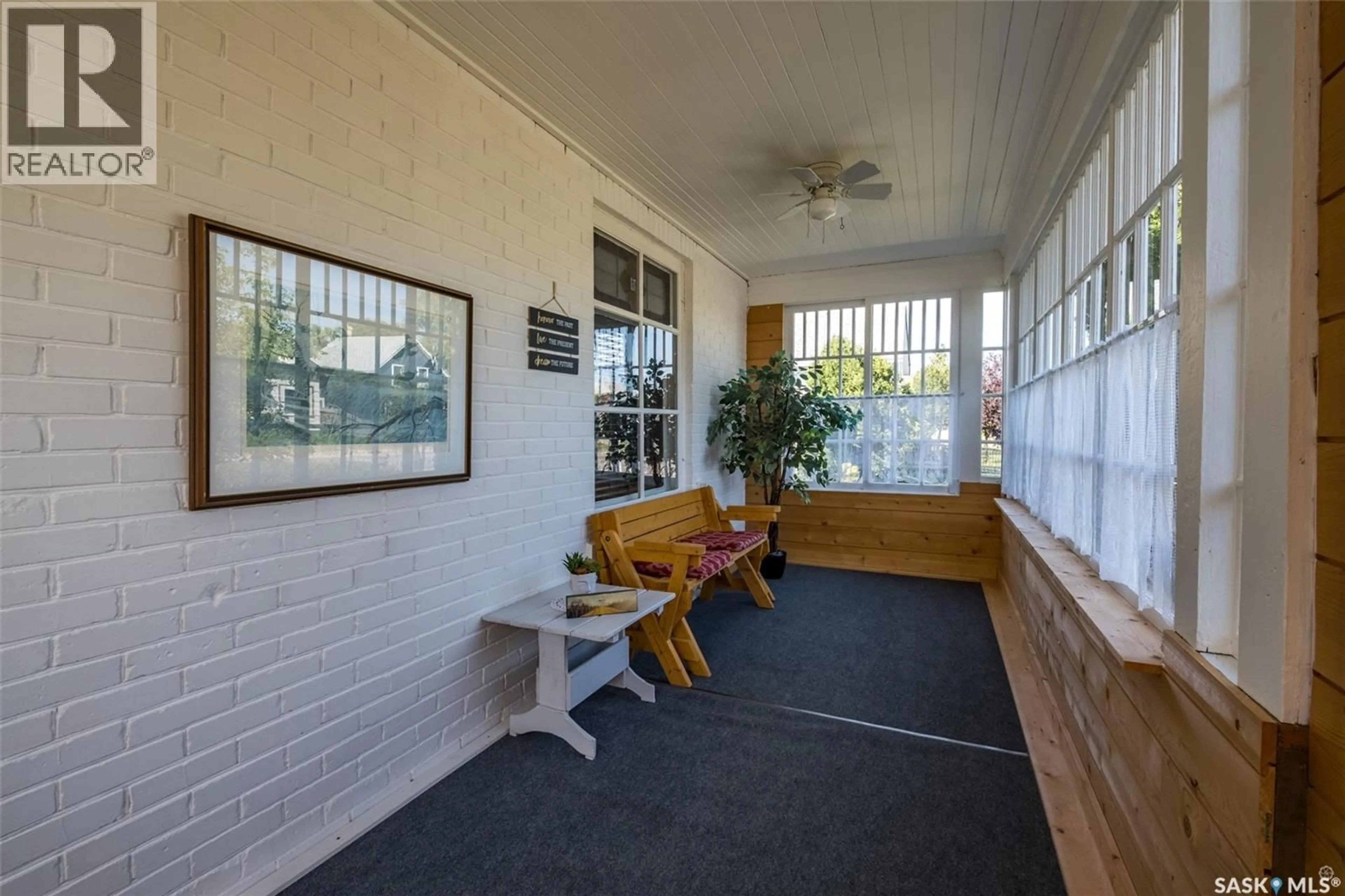 Indoor foyer for 469 8TH STREET, Prince Albert Saskatchewan S6V0W3
