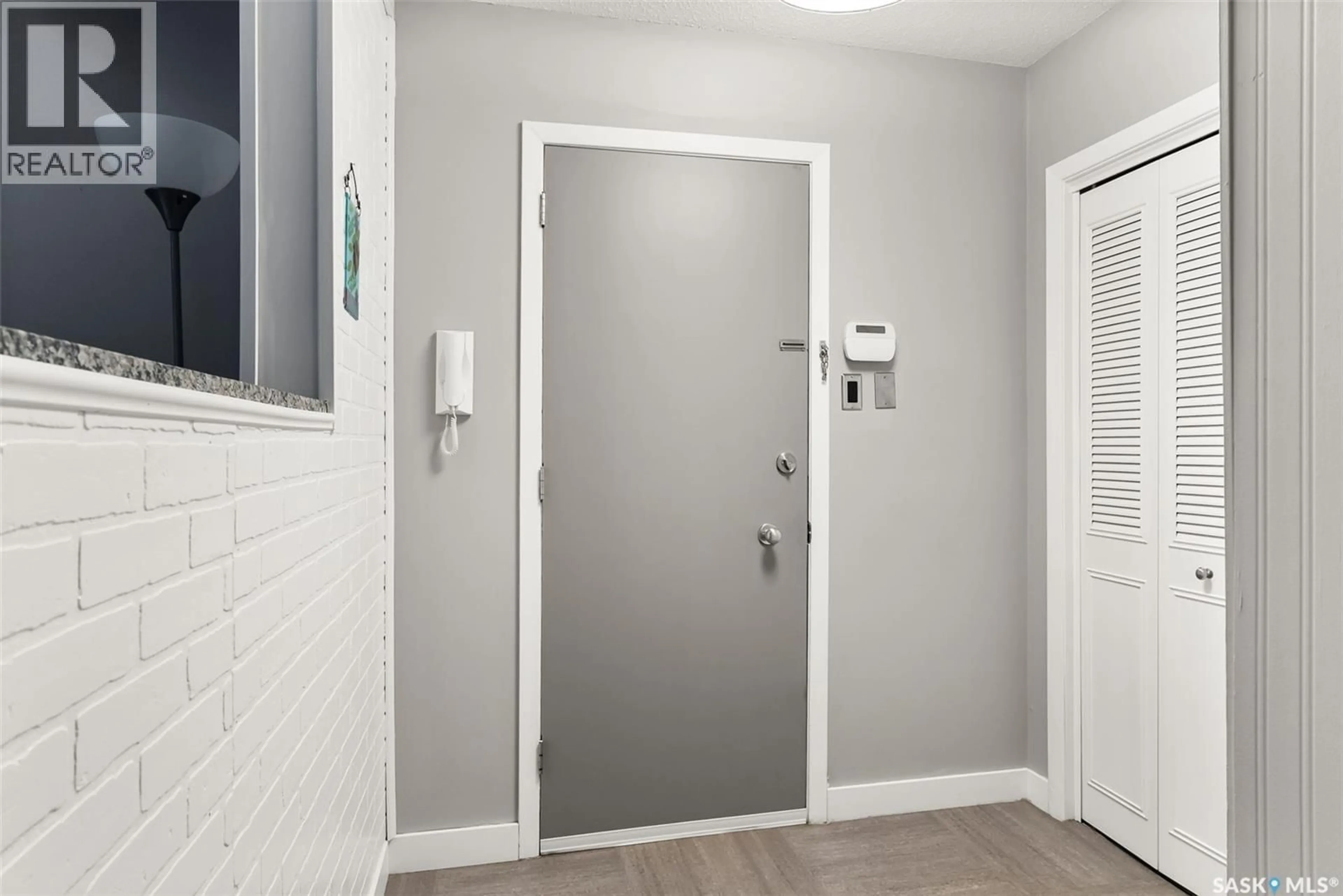 Indoor entryway for 10 38 SPENCE STREET, Regina Saskatchewan S4S4H4