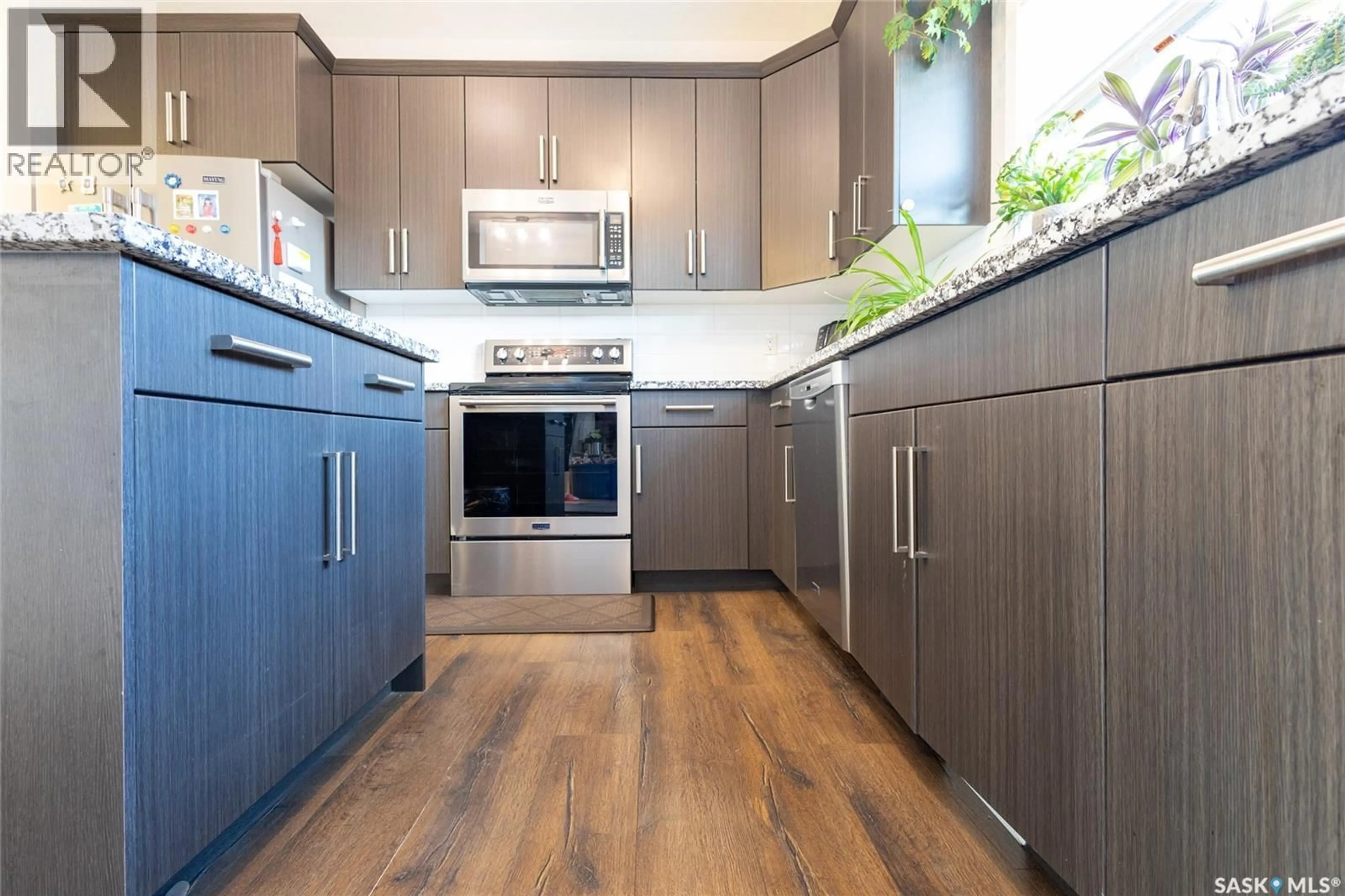 Contemporary kitchen, wood/laminate floor for 479 SECORD WAY, Saskatoon Saskatchewan S7V0N9