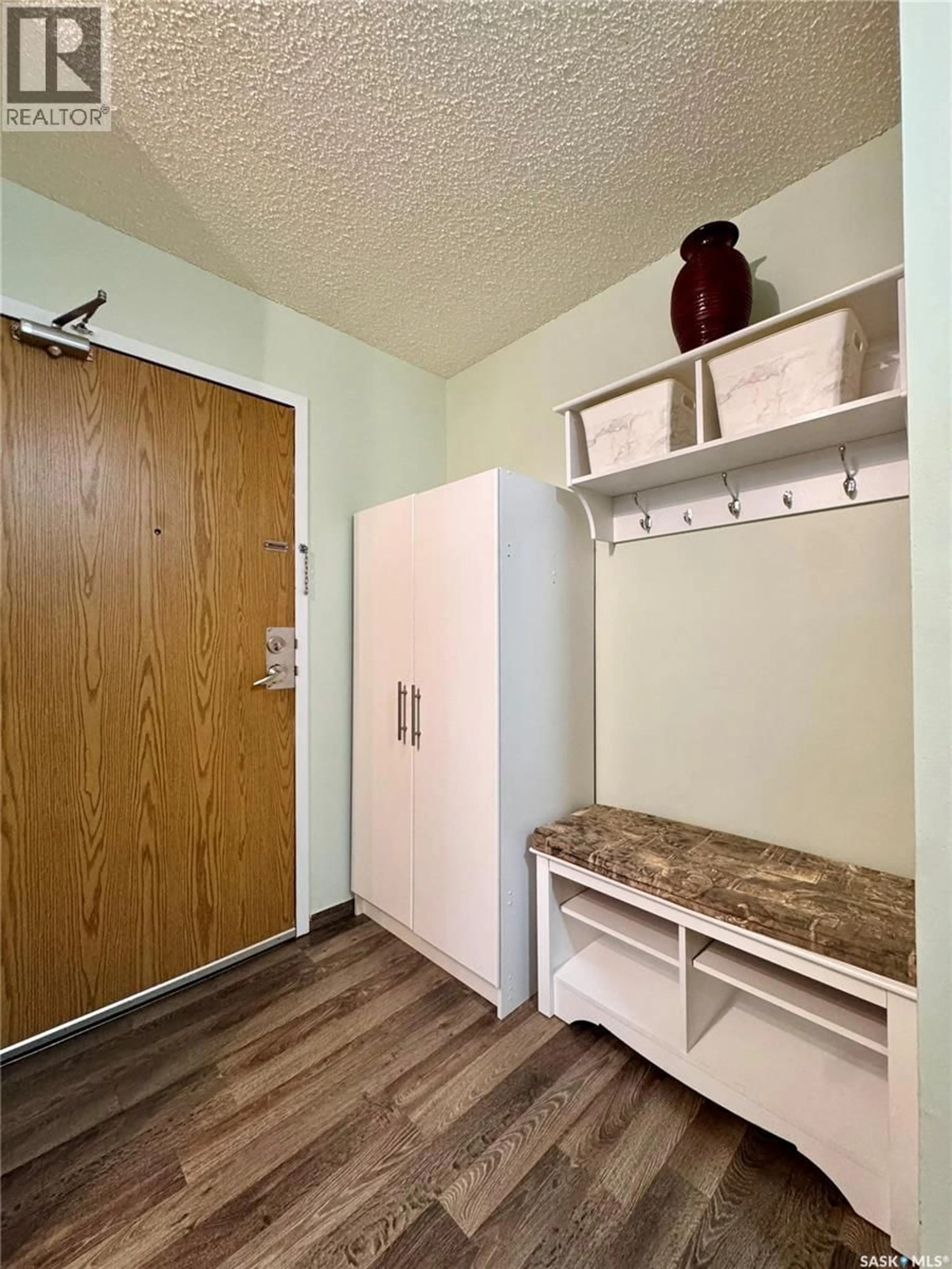 Indoor entryway for 218B WEDGE ROAD, Saskatoon Saskatchewan S7L6S8