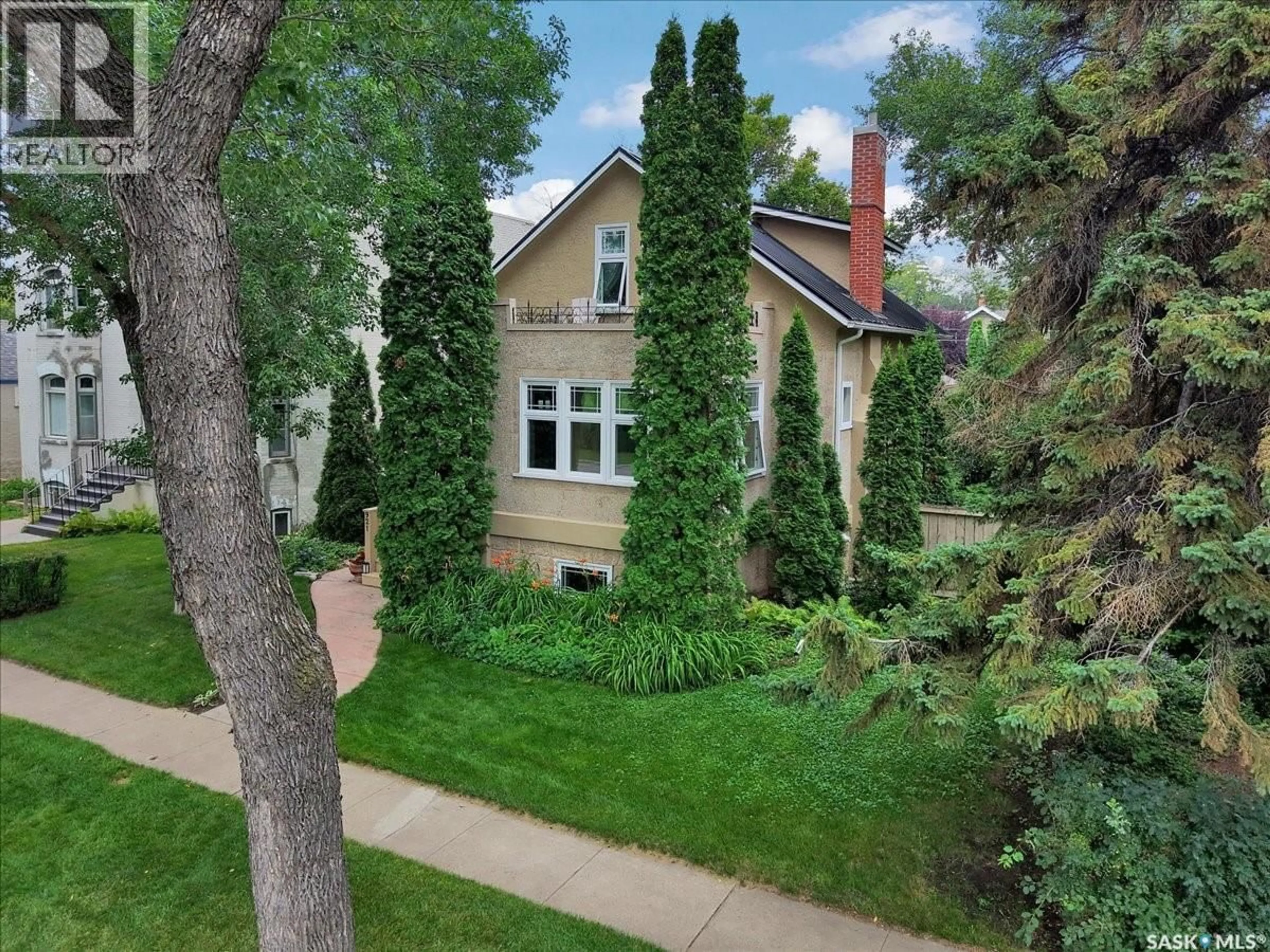 A pic from outside/outdoor area/front of a property/back of a property/a pic from drone, street for 921 10TH AVENUE, Saskatoon Saskatchewan S7K3A3