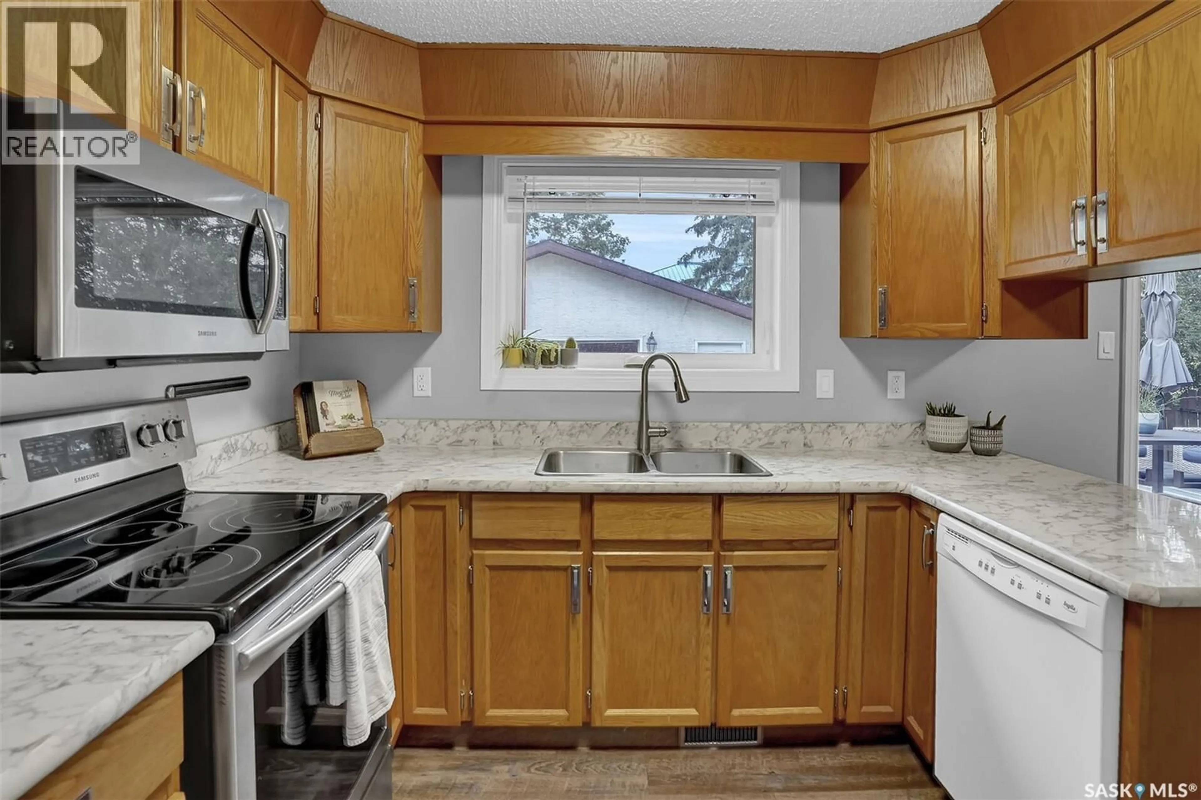 Standard kitchen, ceramic/tile floor for 1217 RUNCIMAN CRESCENT, Regina Saskatchewan S4X2Z3