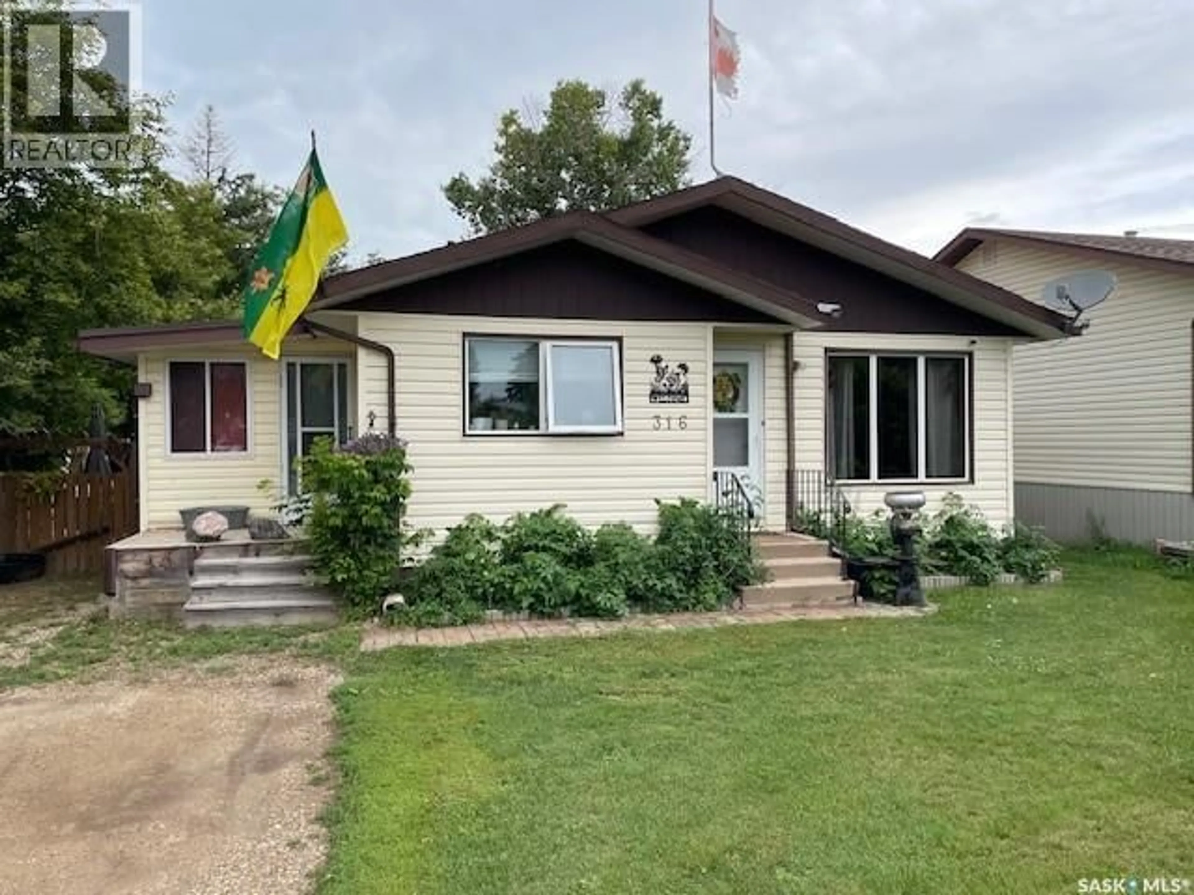 Home with vinyl exterior material, building for 316 MAXFIELD STREET, Stoughton Saskatchewan S0G4T0