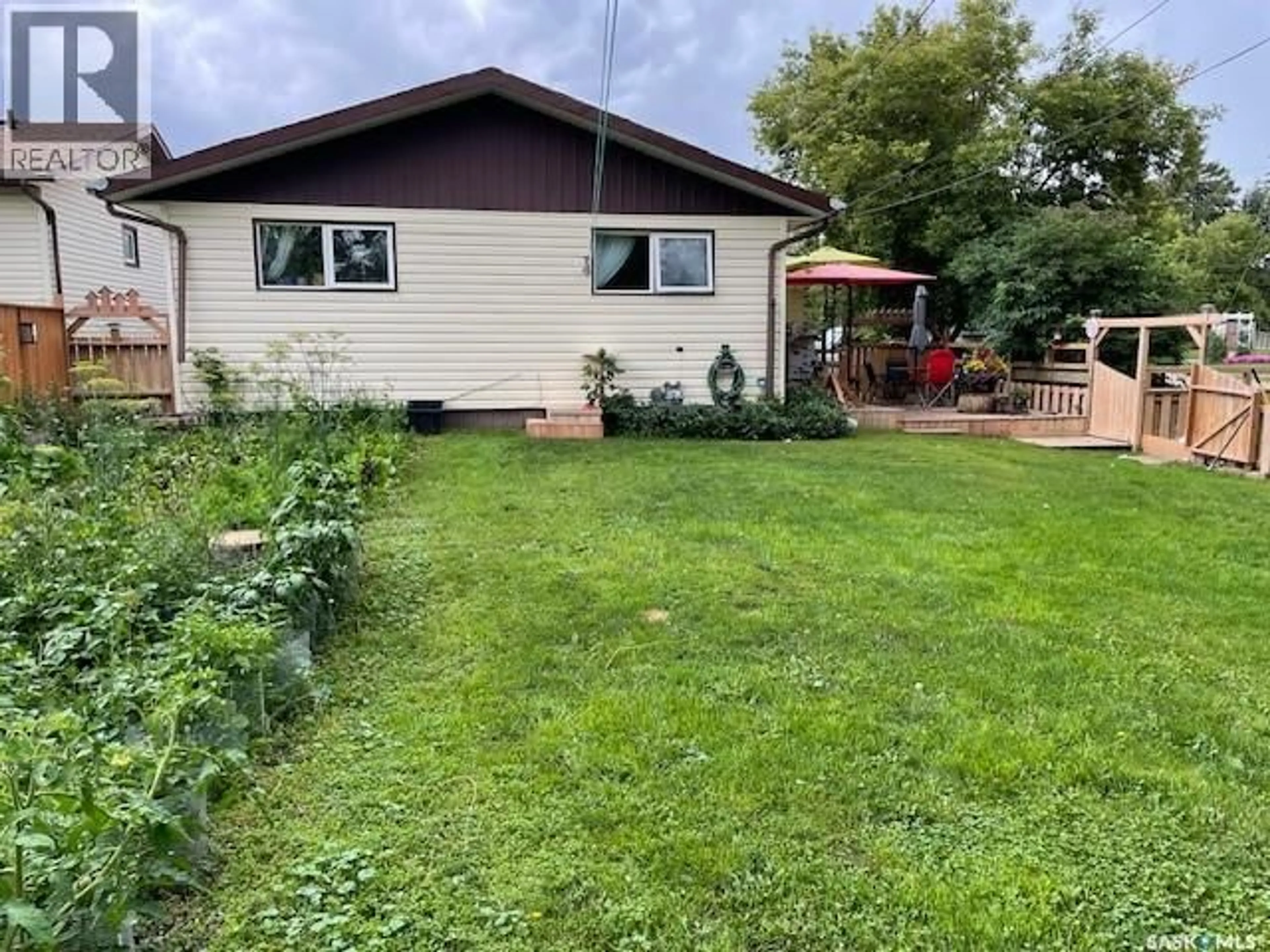 A pic from outside/outdoor area/front of a property/back of a property/a pic from drone, street for 316 MAXFIELD STREET, Stoughton Saskatchewan S0G4T0