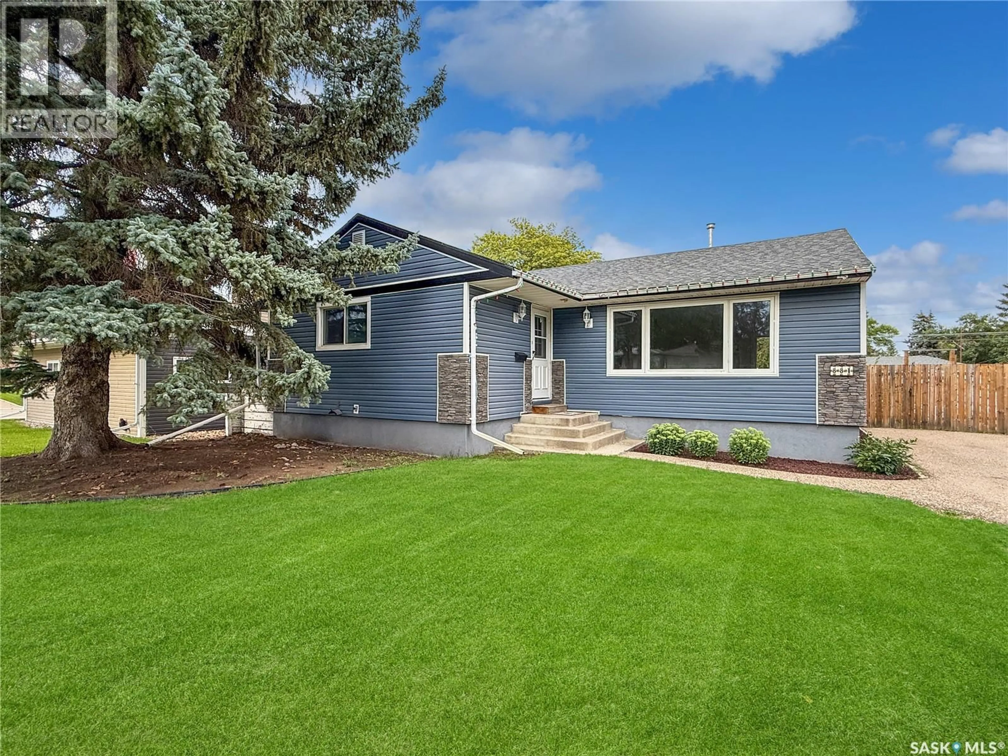 Home with vinyl exterior material, street for 881 8TH AVENUE, Swift Current Saskatchewan S9H2R6