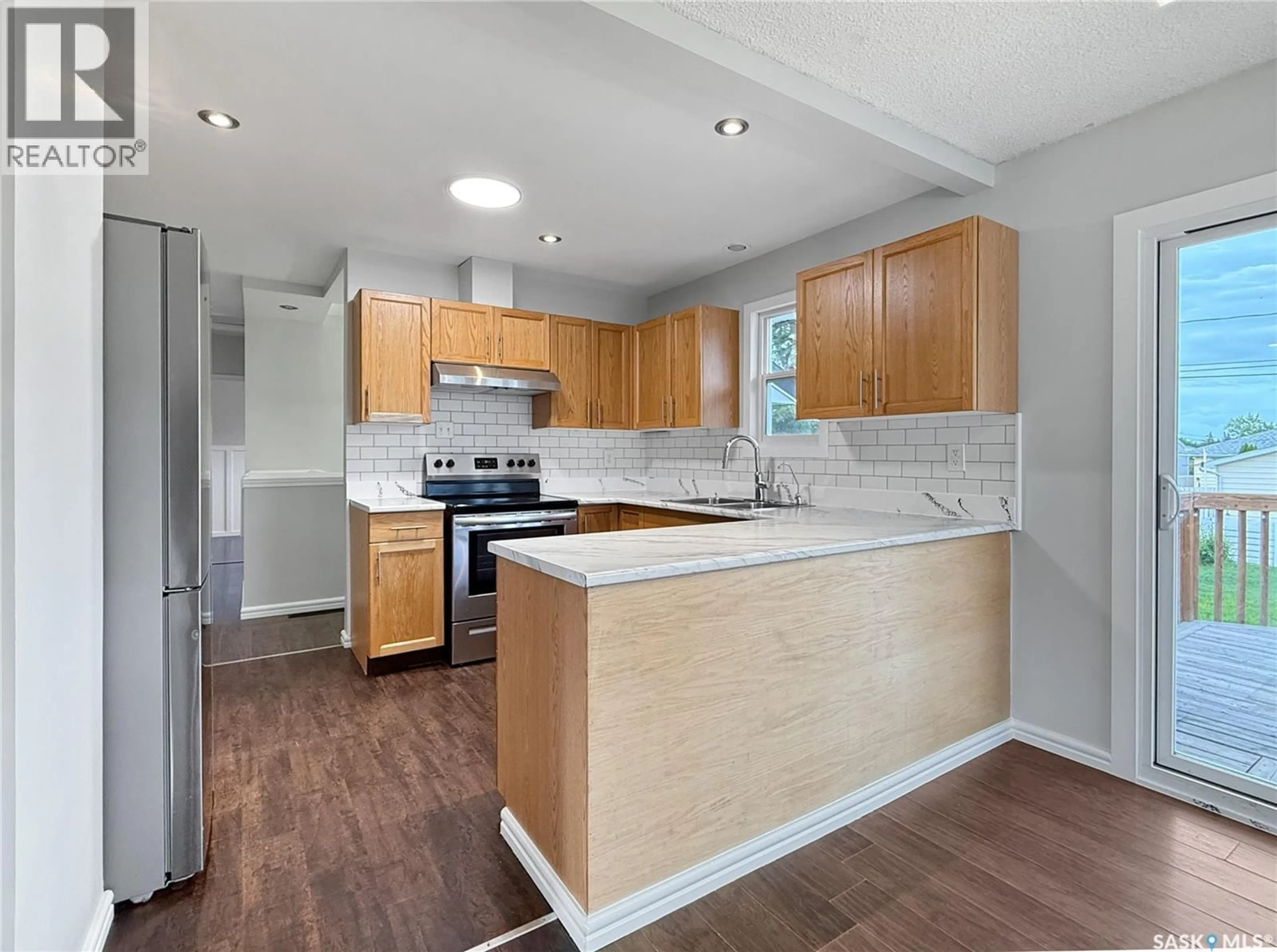 Open concept kitchen, unknown for 881 8TH AVENUE, Swift Current Saskatchewan S9H2R6