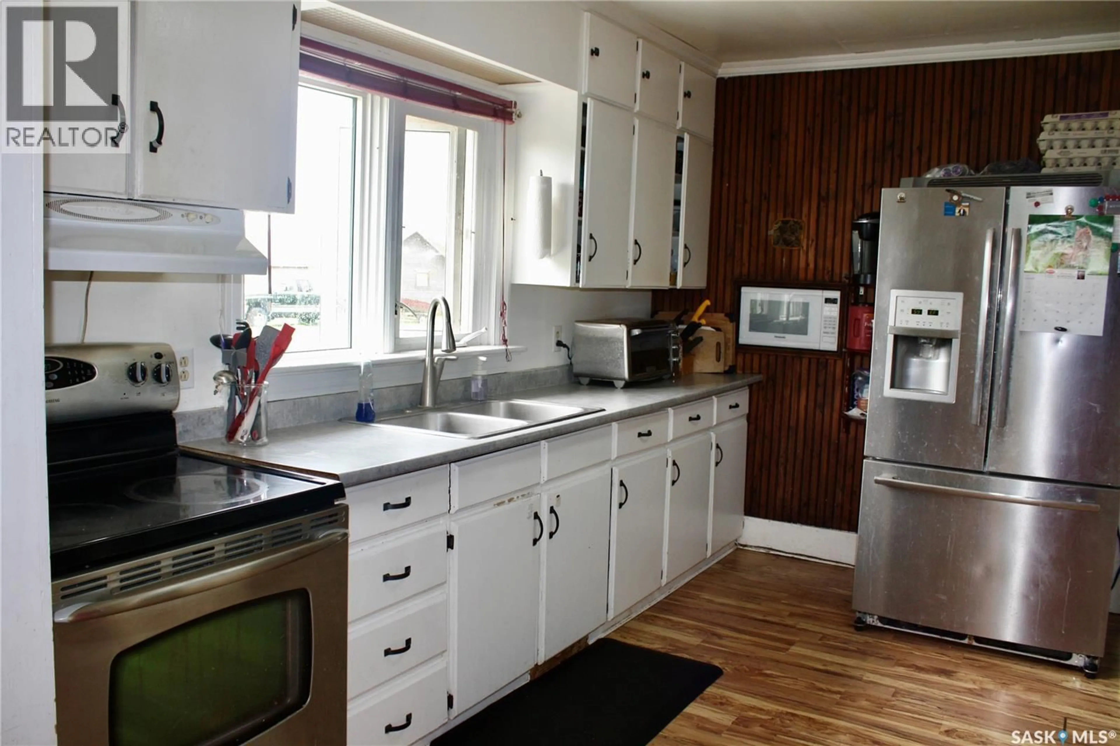Standard kitchen, wood/laminate floor for DOWSON ACREAGE, Blucher Rm No. 343 Saskatchewan S0K0C0