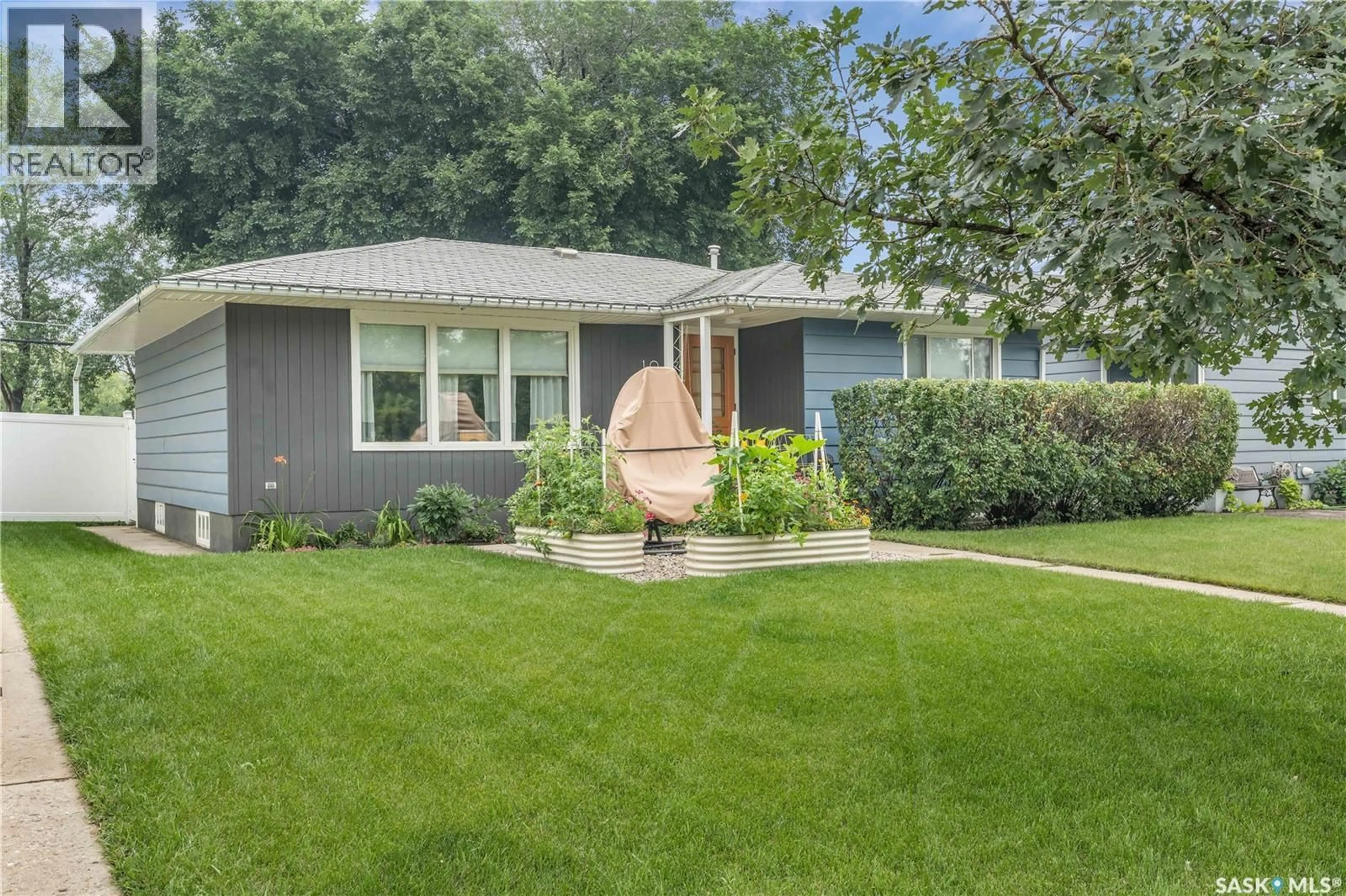 Home with vinyl exterior material, street for S - 1917 CUMBERLAND AVENUE, Saskatoon Saskatchewan S7J1Y9