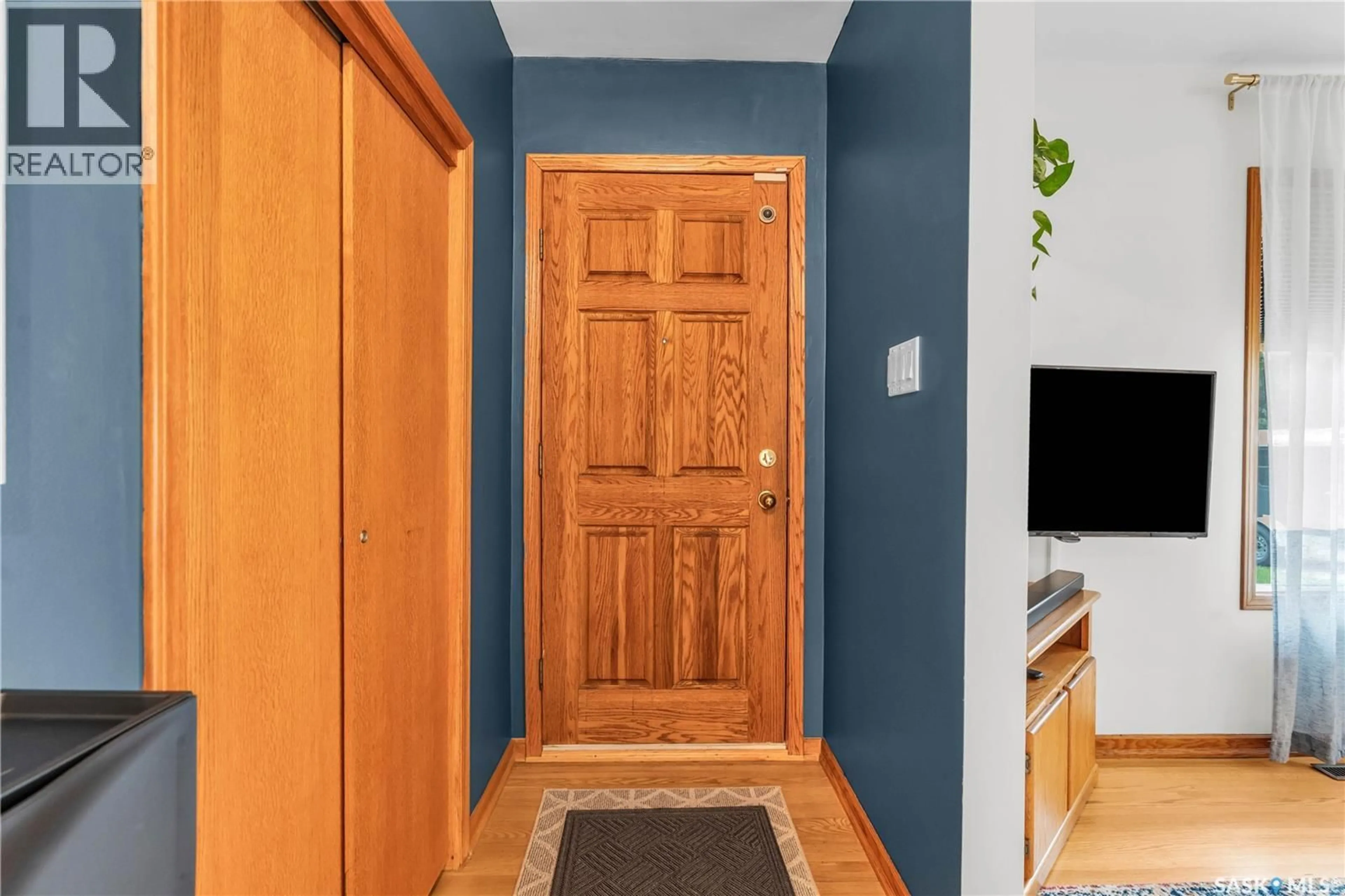 Indoor entryway for S - 1917 CUMBERLAND AVENUE, Saskatoon Saskatchewan S7J1Y9