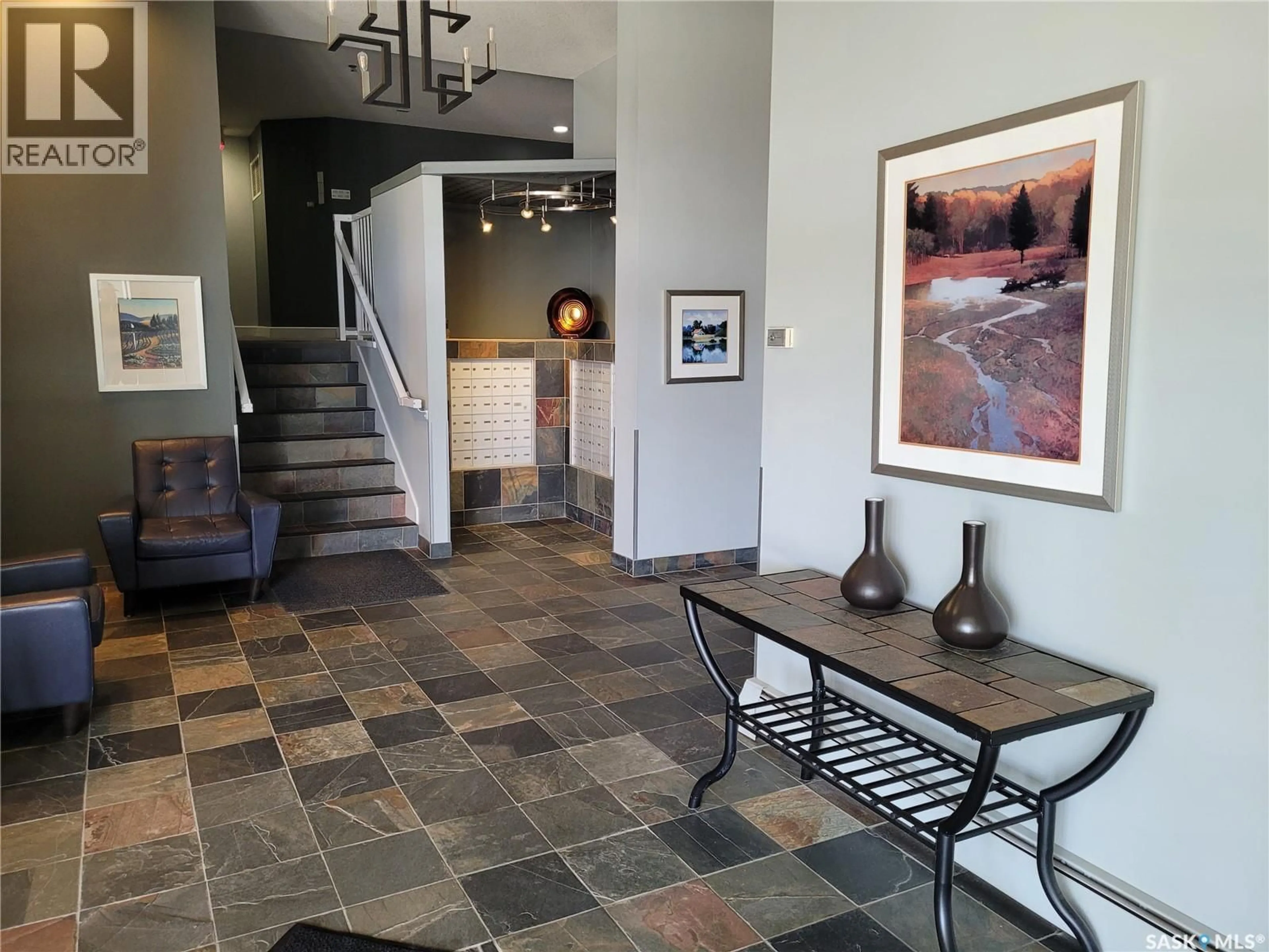 Indoor foyer for 409 2213 ADELAIDE STREET E, Saskatoon Saskatchewan S7J0J6