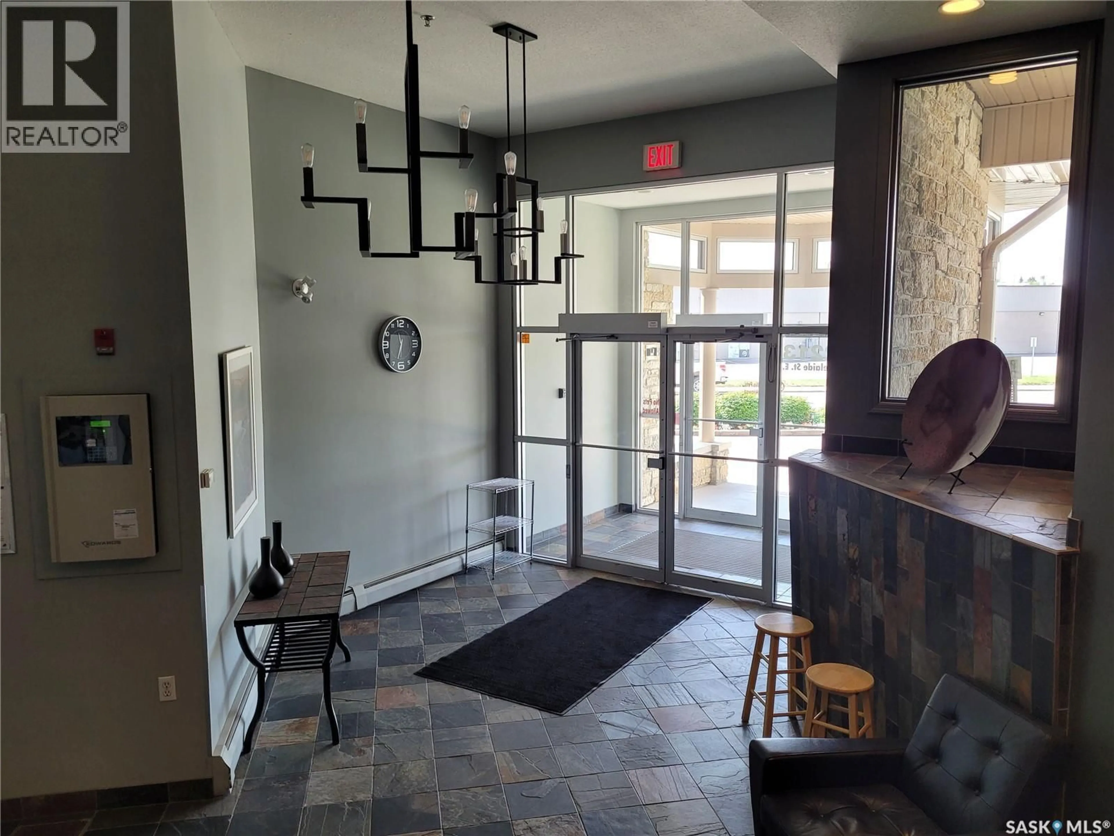 Indoor foyer for 409 2213 ADELAIDE STREET E, Saskatoon Saskatchewan S7J0J6