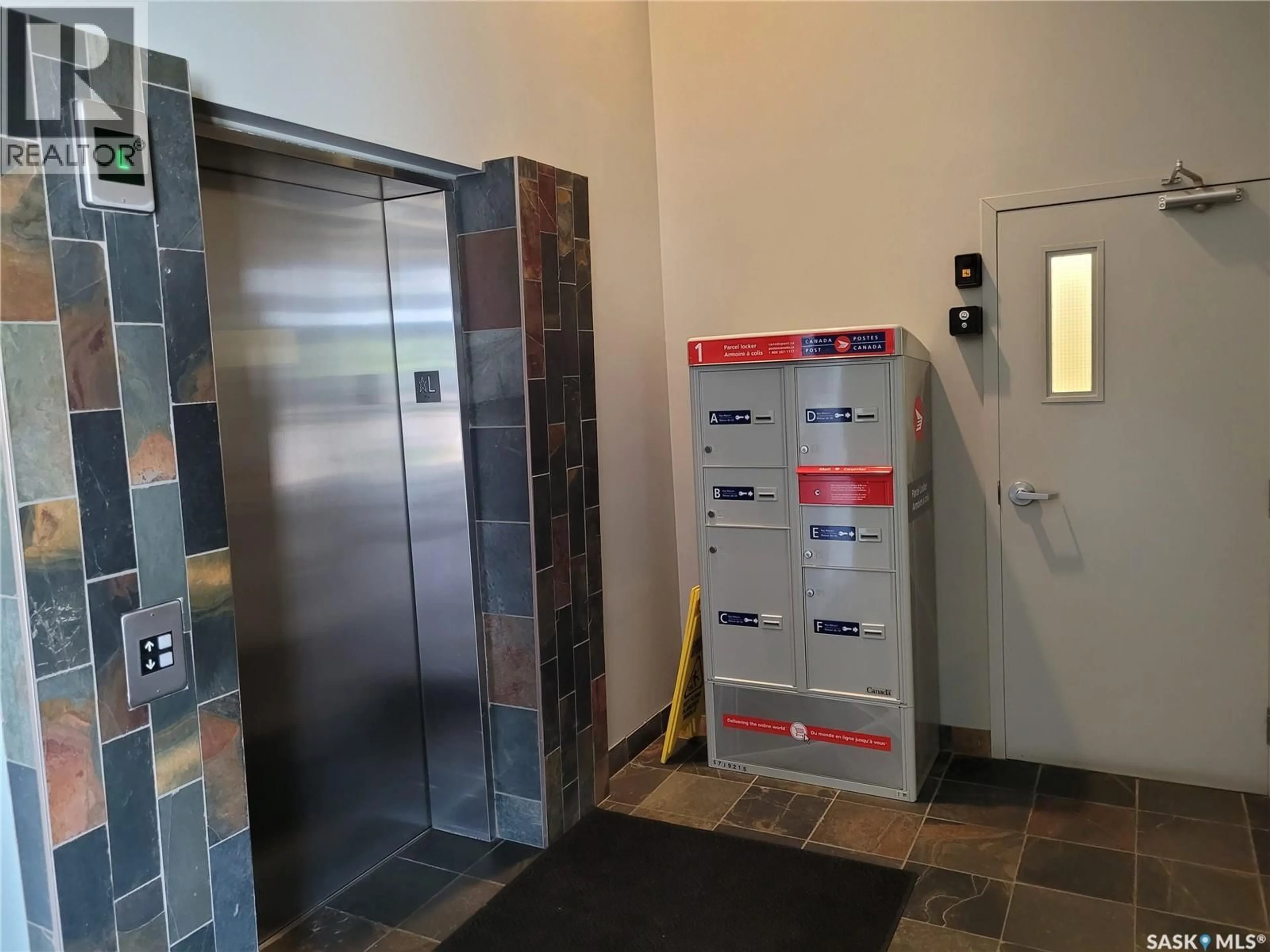Indoor foyer for 409 2213 ADELAIDE STREET E, Saskatoon Saskatchewan S7J0J6