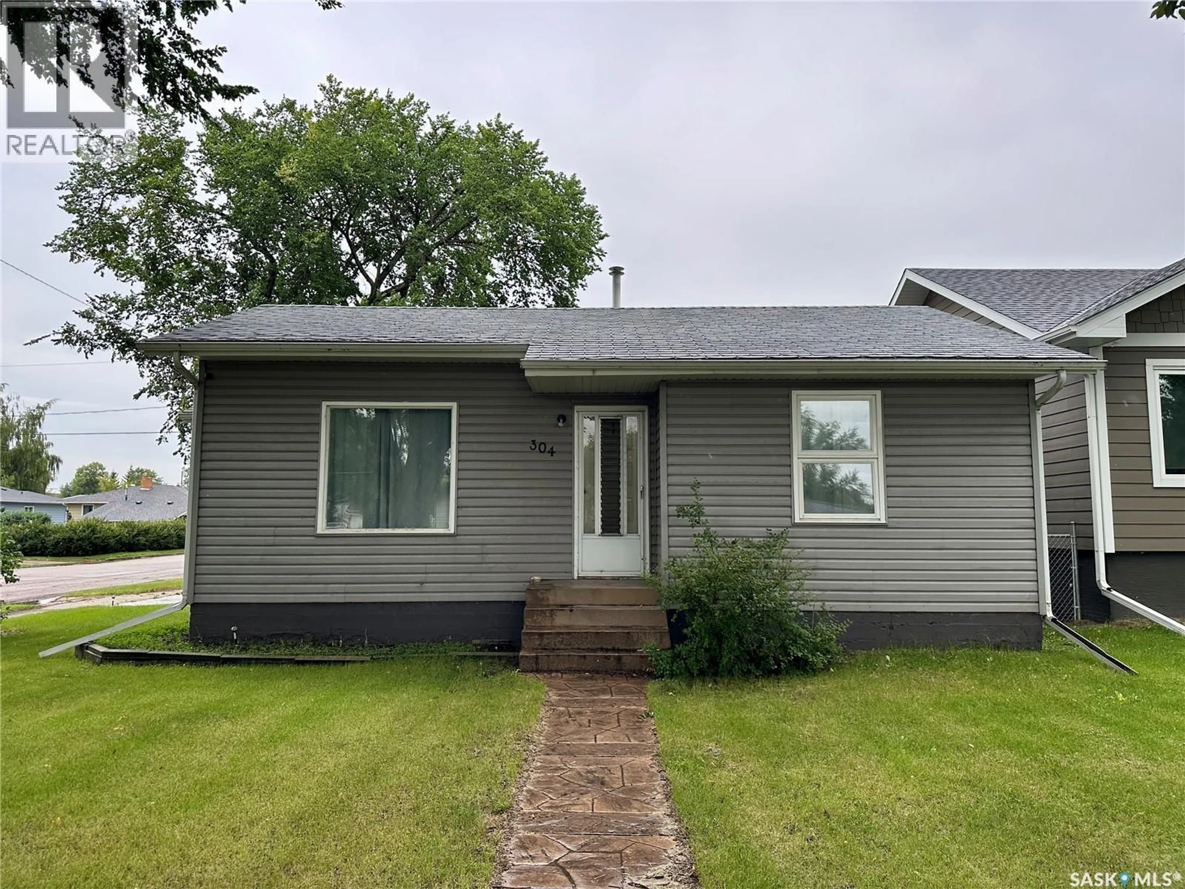 Home with vinyl exterior material, street for 304 5TH AVENUE, Canora Saskatchewan S0A0L0