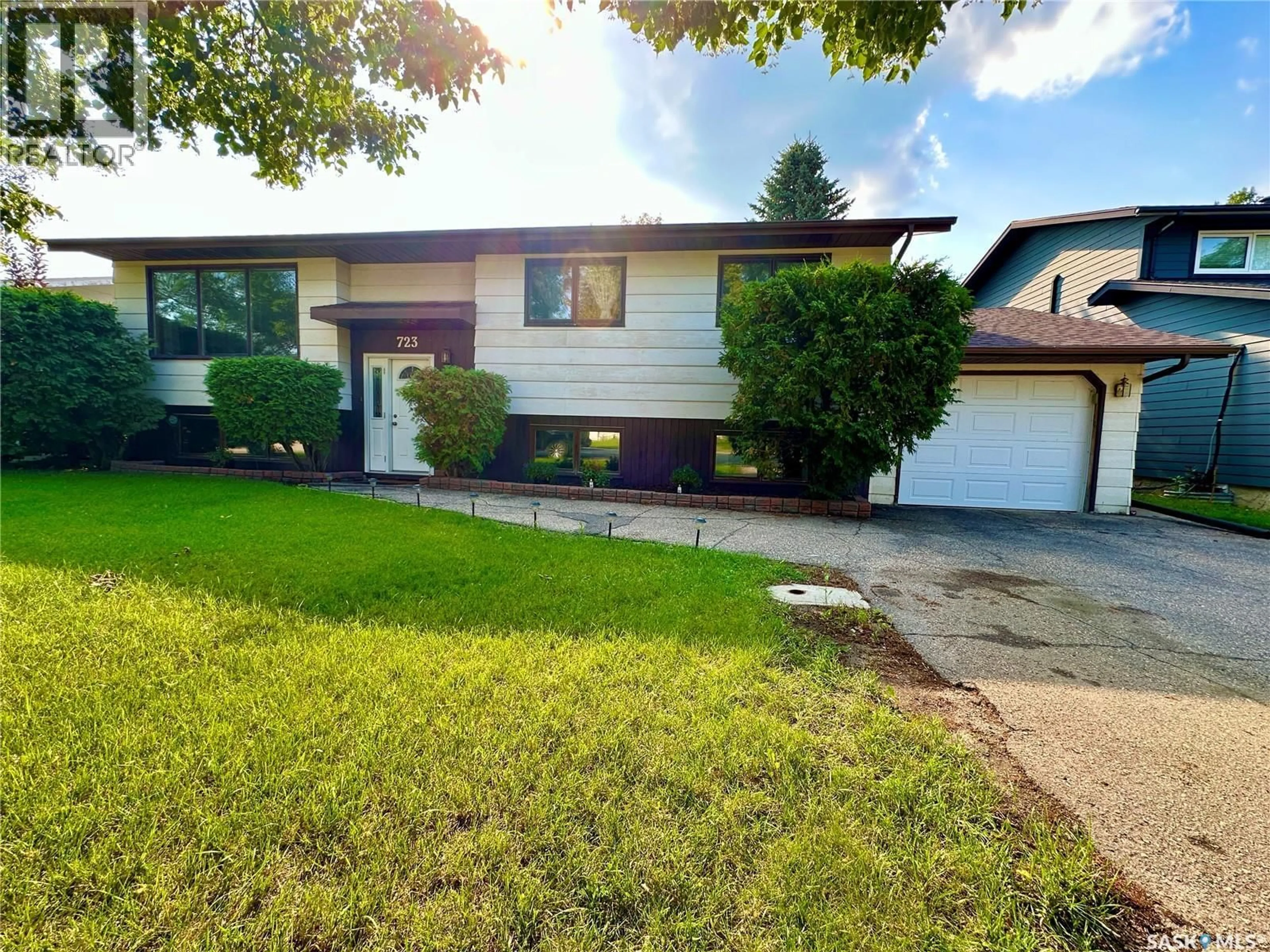 Home with vinyl exterior material, street for 723 WASHINGTON DRIVE, Weyburn Saskatchewan S4H3C7