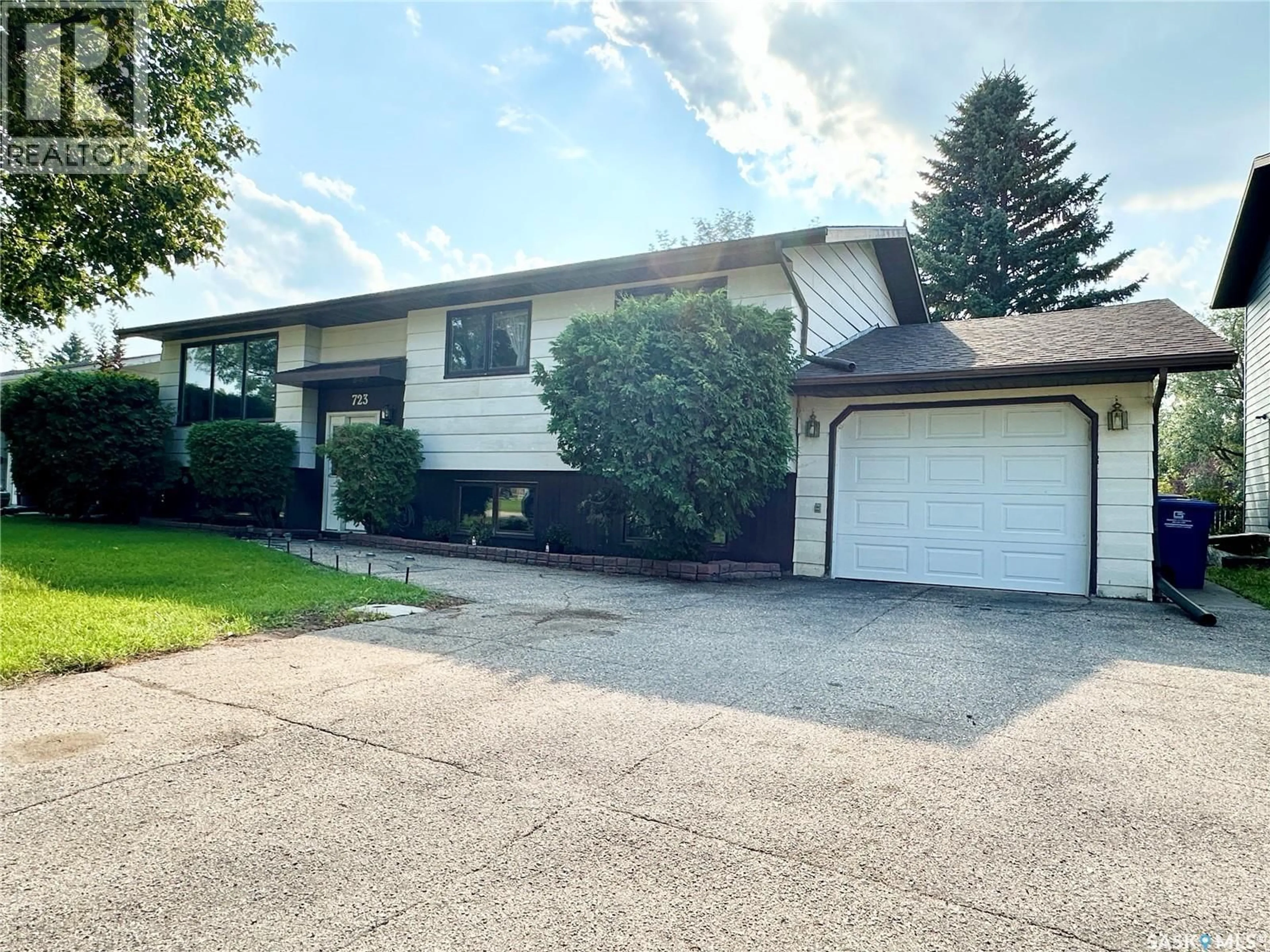 Home with vinyl exterior material, street for 723 WASHINGTON DRIVE, Weyburn Saskatchewan S4H3C7