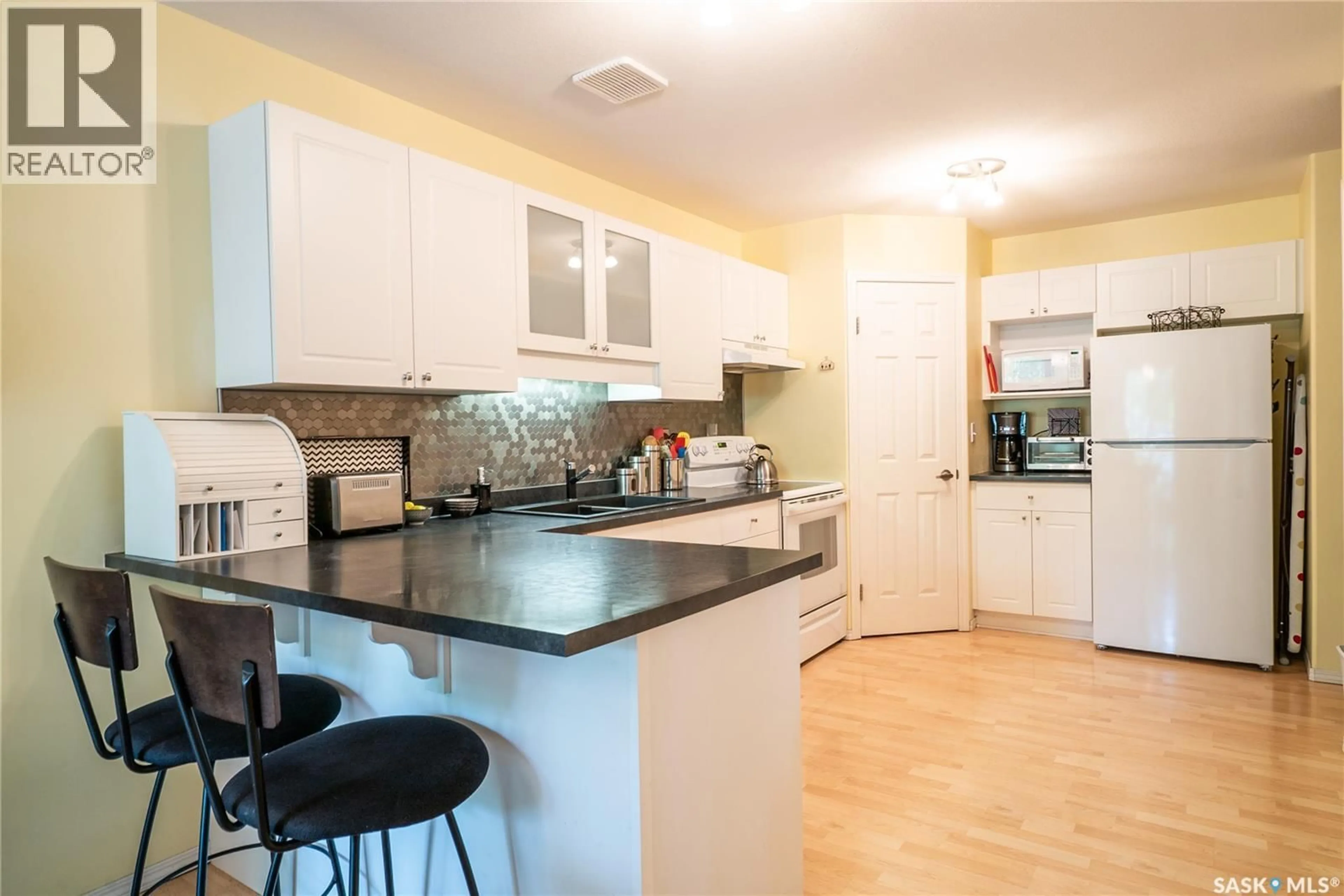 Standard kitchen, unknown for 104D KEEVIL CRESCENT, Saskatoon Saskatchewan S7N4R9