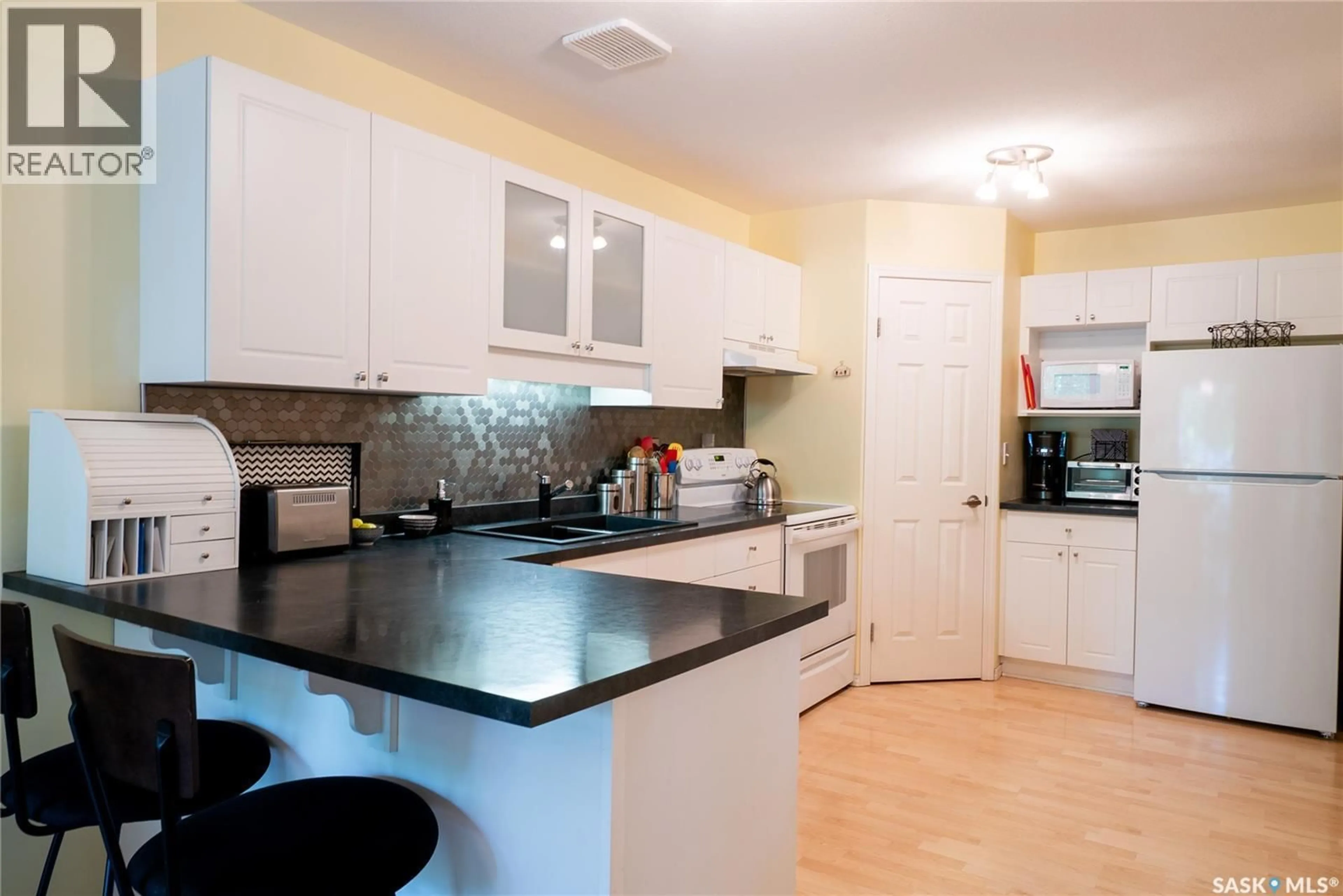 Standard kitchen, unknown for 104D KEEVIL CRESCENT, Saskatoon Saskatchewan S7N4R9
