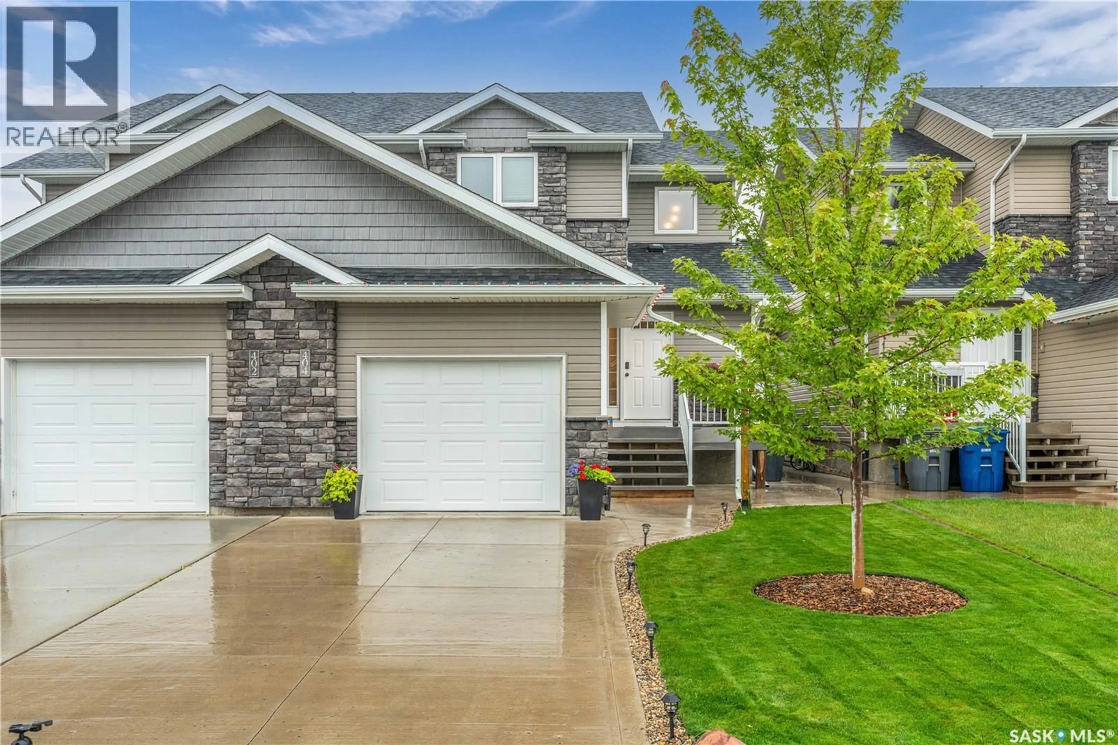 Home with vinyl exterior material, street for 404 SNEAD CRESCENT, Warman Saskatchewan S0K4S1