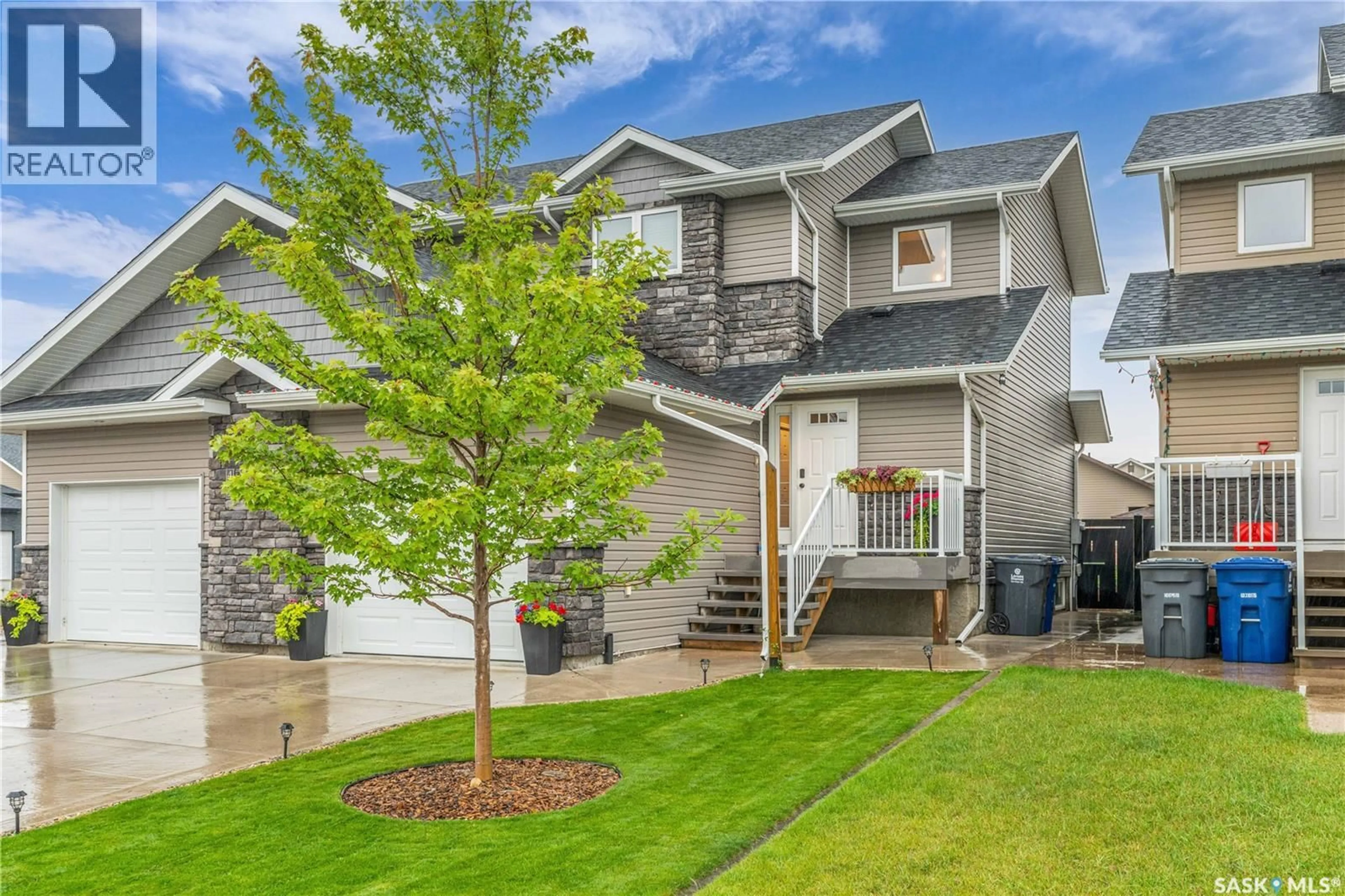Home with vinyl exterior material, street for 404 SNEAD CRESCENT, Warman Saskatchewan S0K4S1