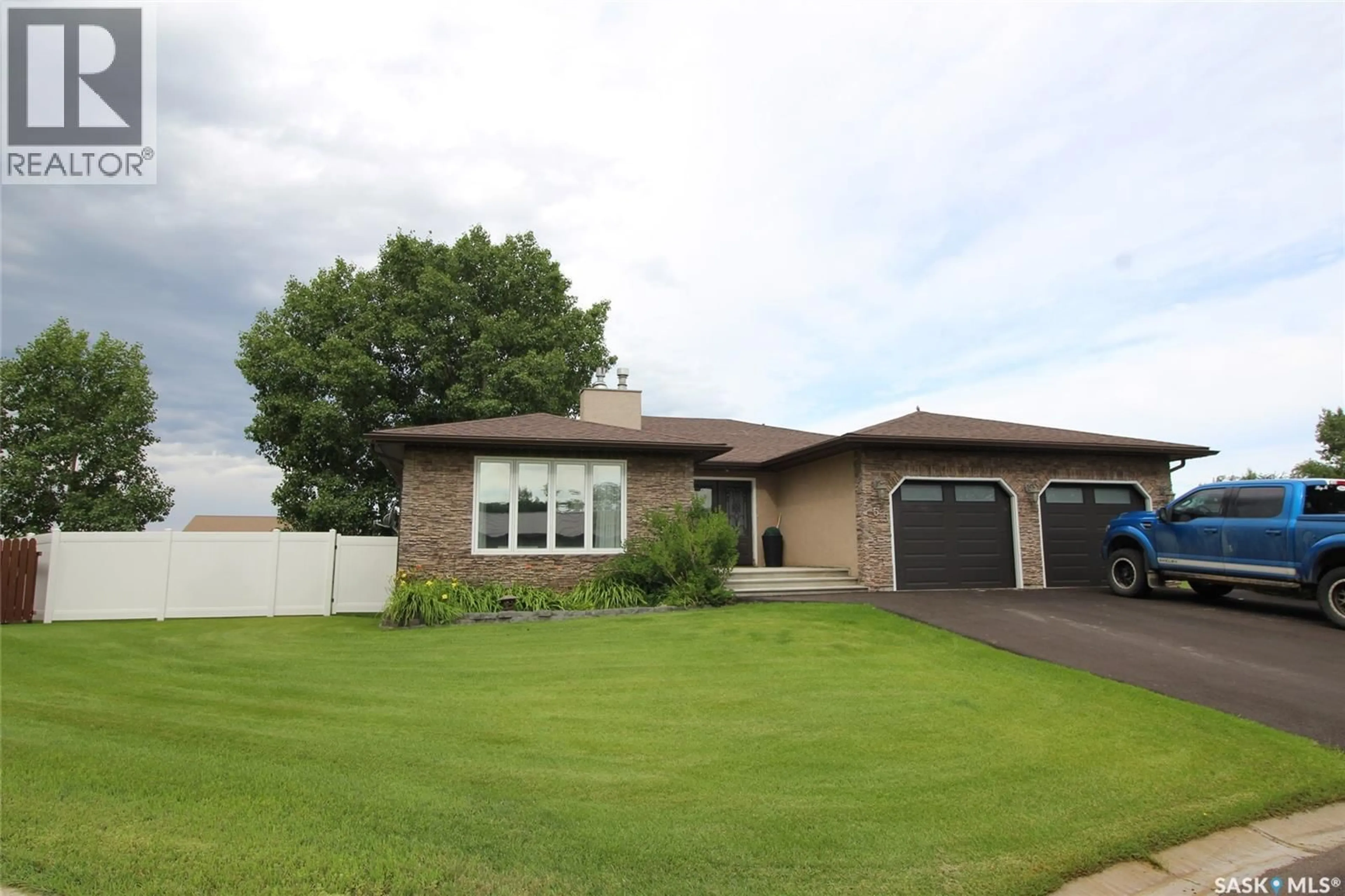Home with vinyl exterior material, street for 555 5TH STREET, Shaunavon Saskatchewan S0N2M0