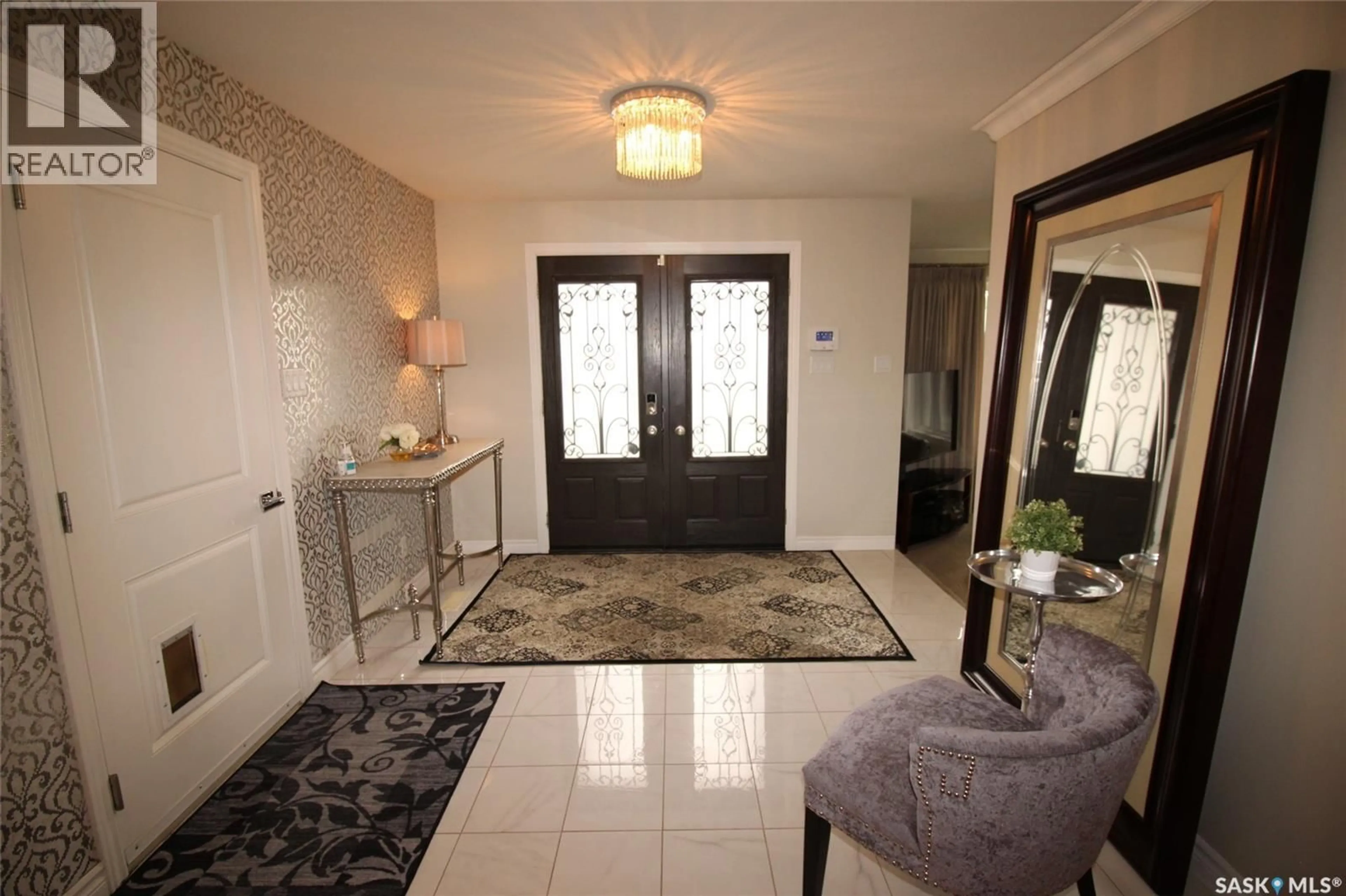 Indoor entryway for 555 5TH STREET, Shaunavon Saskatchewan S0N2M0