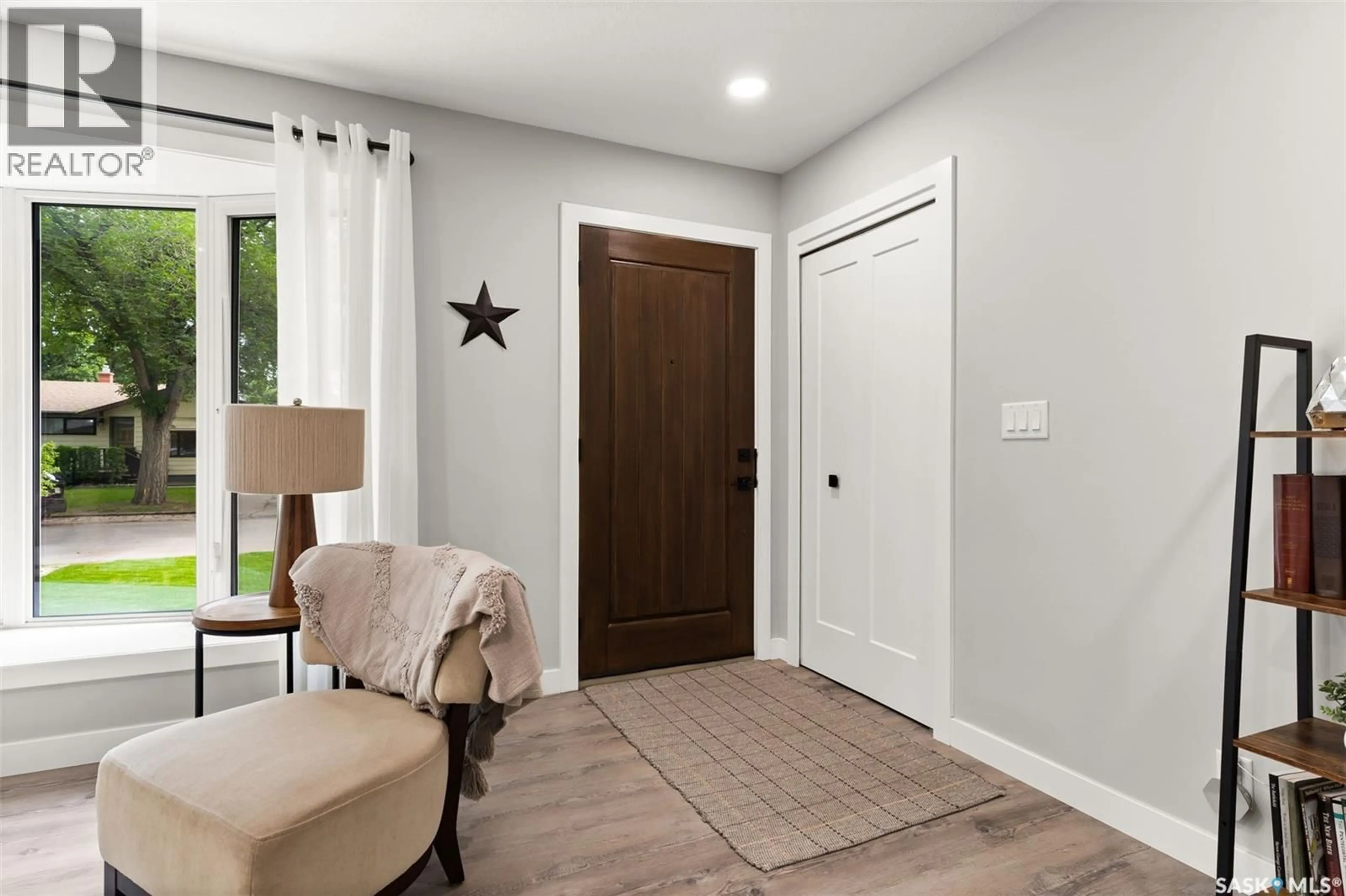Indoor entryway for 10 MARSH CRESCENT, Regina Saskatchewan S4S5R4