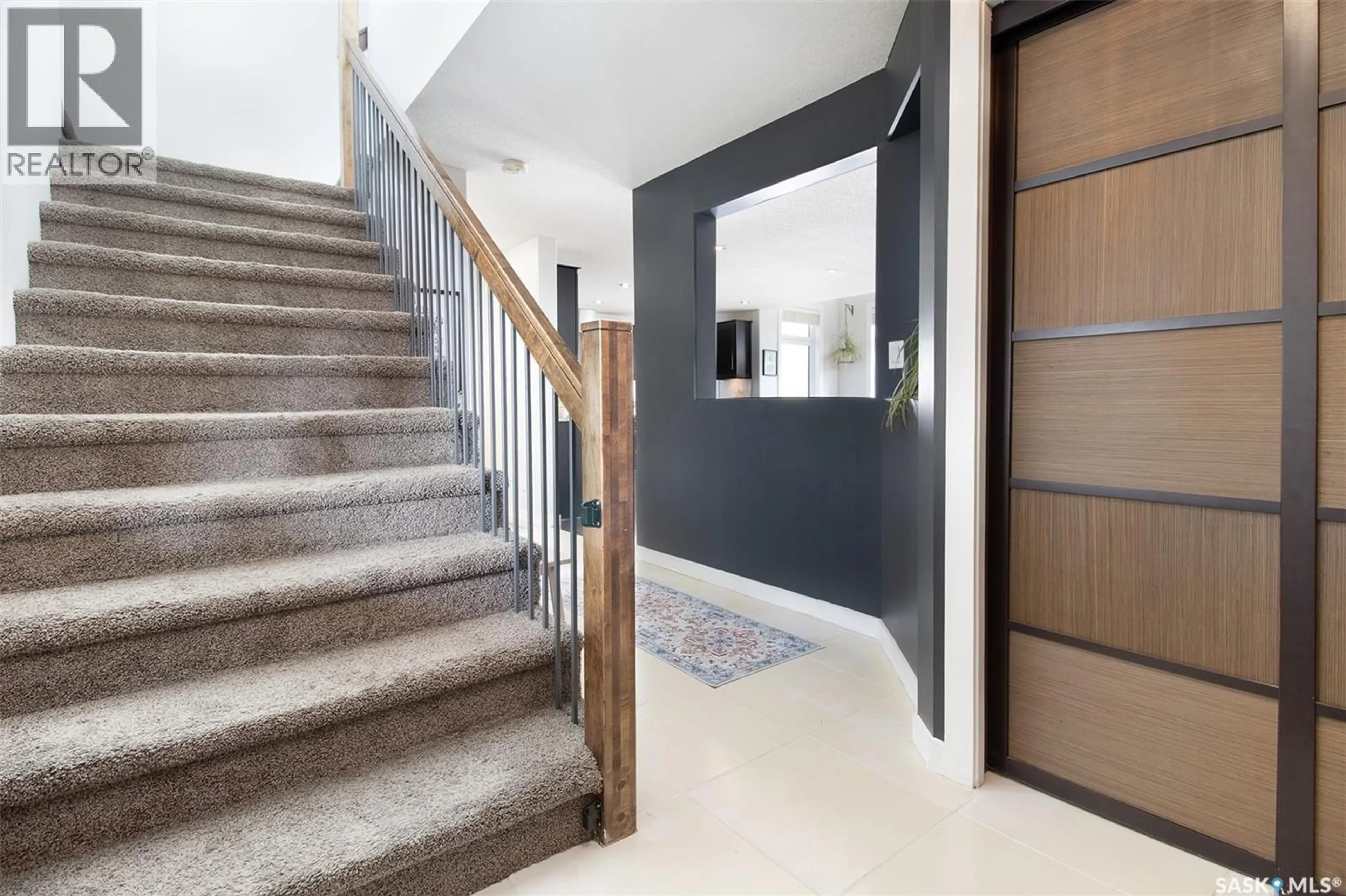 Indoor foyer for 5437 BLAKE CRESCENT, Regina Saskatchewan S4X0G5