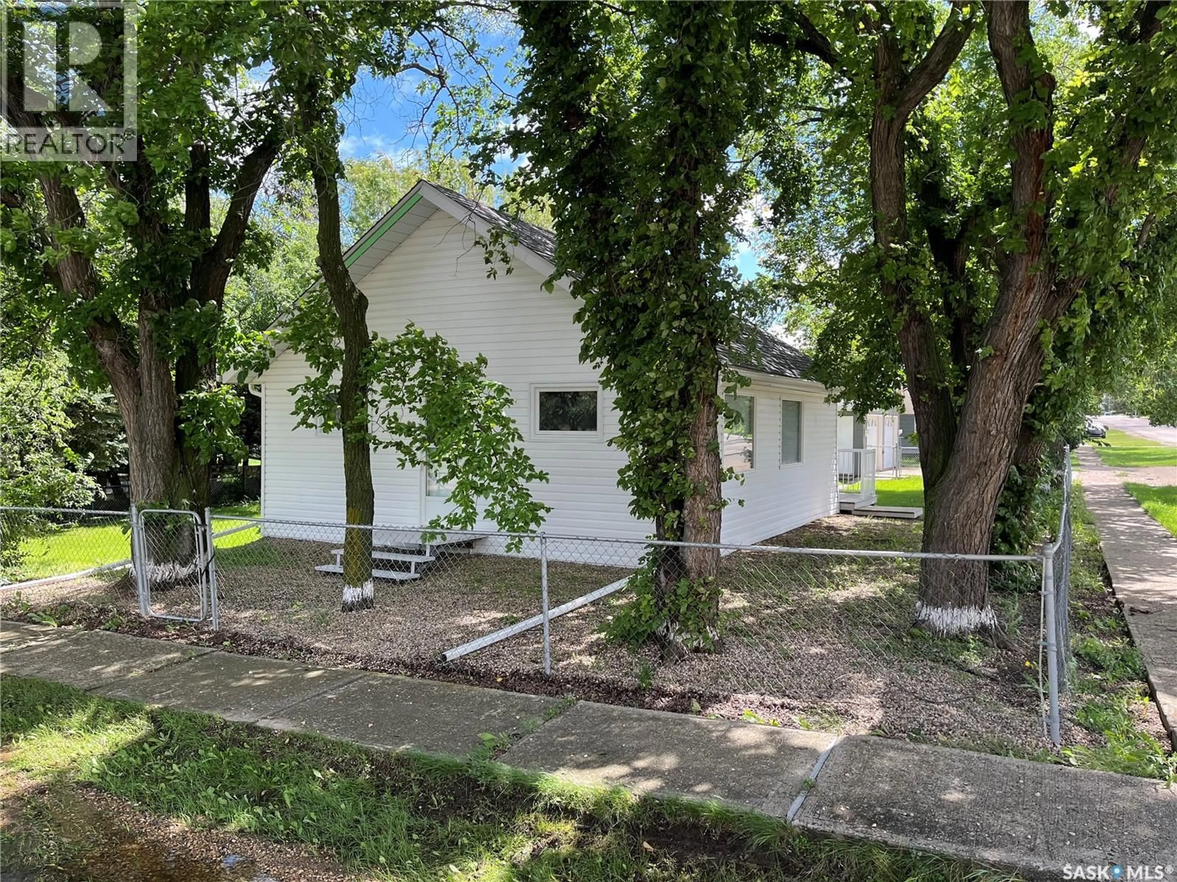 A pic from outside/outdoor area/front of a property/back of a property/a pic from drone, street for 103 4TH AVENUE, Lafleche Saskatchewan S0H2K0