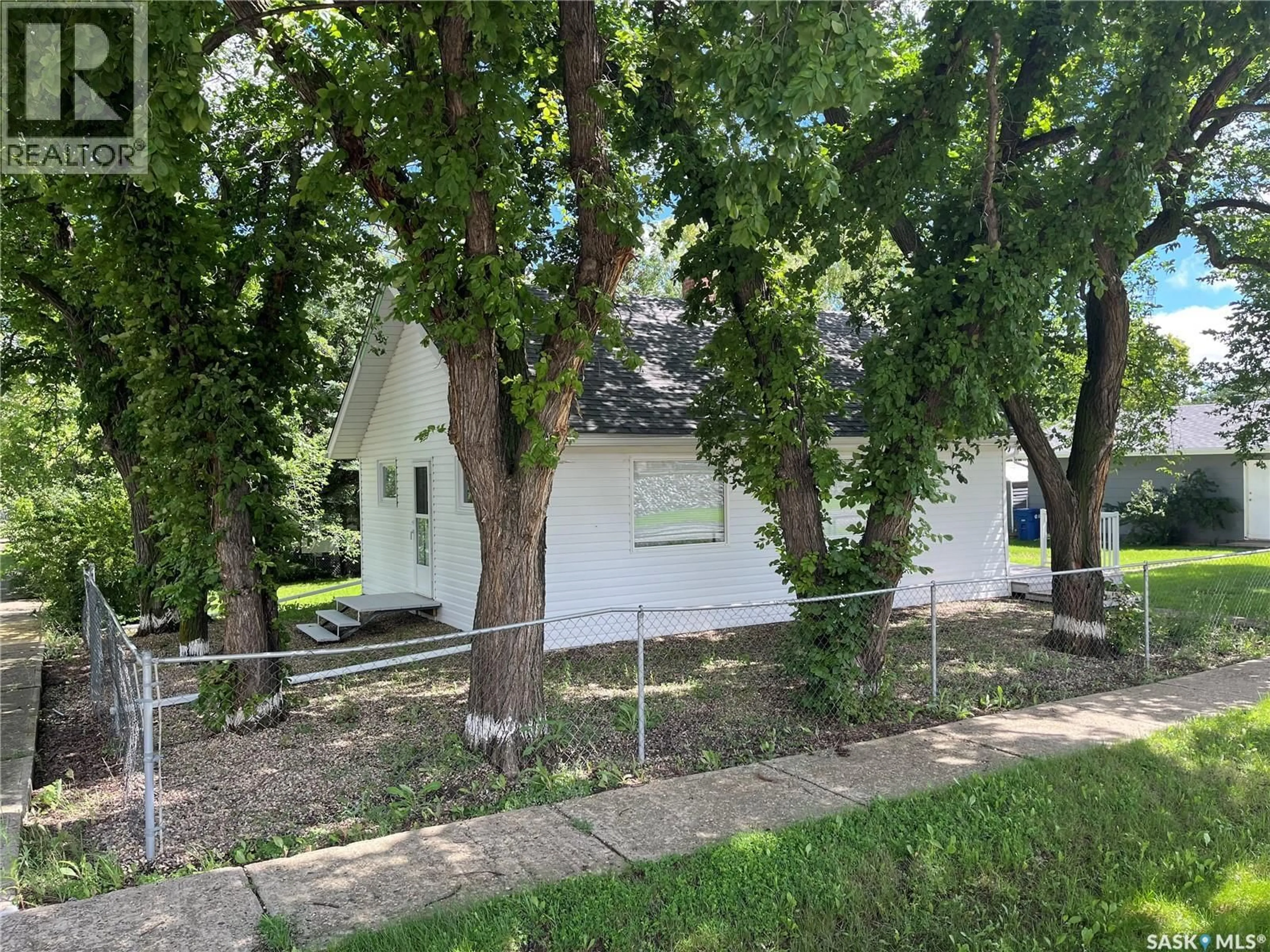 A pic from outside/outdoor area/front of a property/back of a property/a pic from drone, street for 103 4TH AVENUE, Lafleche Saskatchewan S0H2K0
