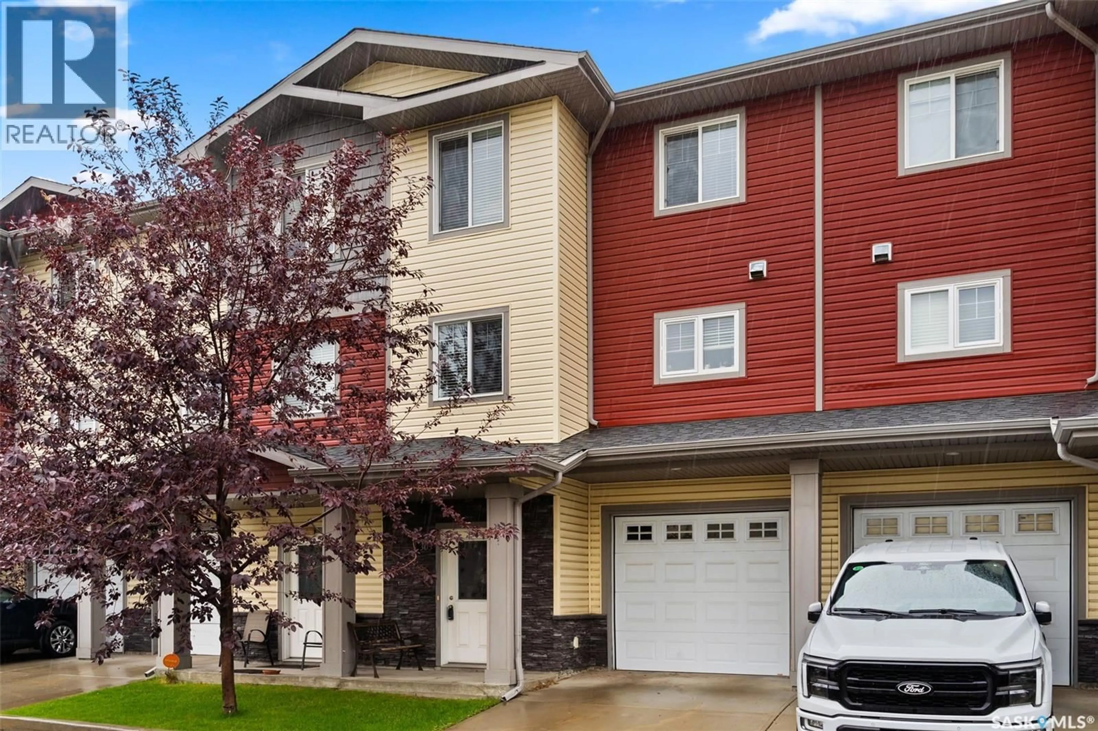 Home with vinyl exterior material, street for 303 - 3440 AVONHURST DRIVE, Regina Saskatchewan S4R2E1