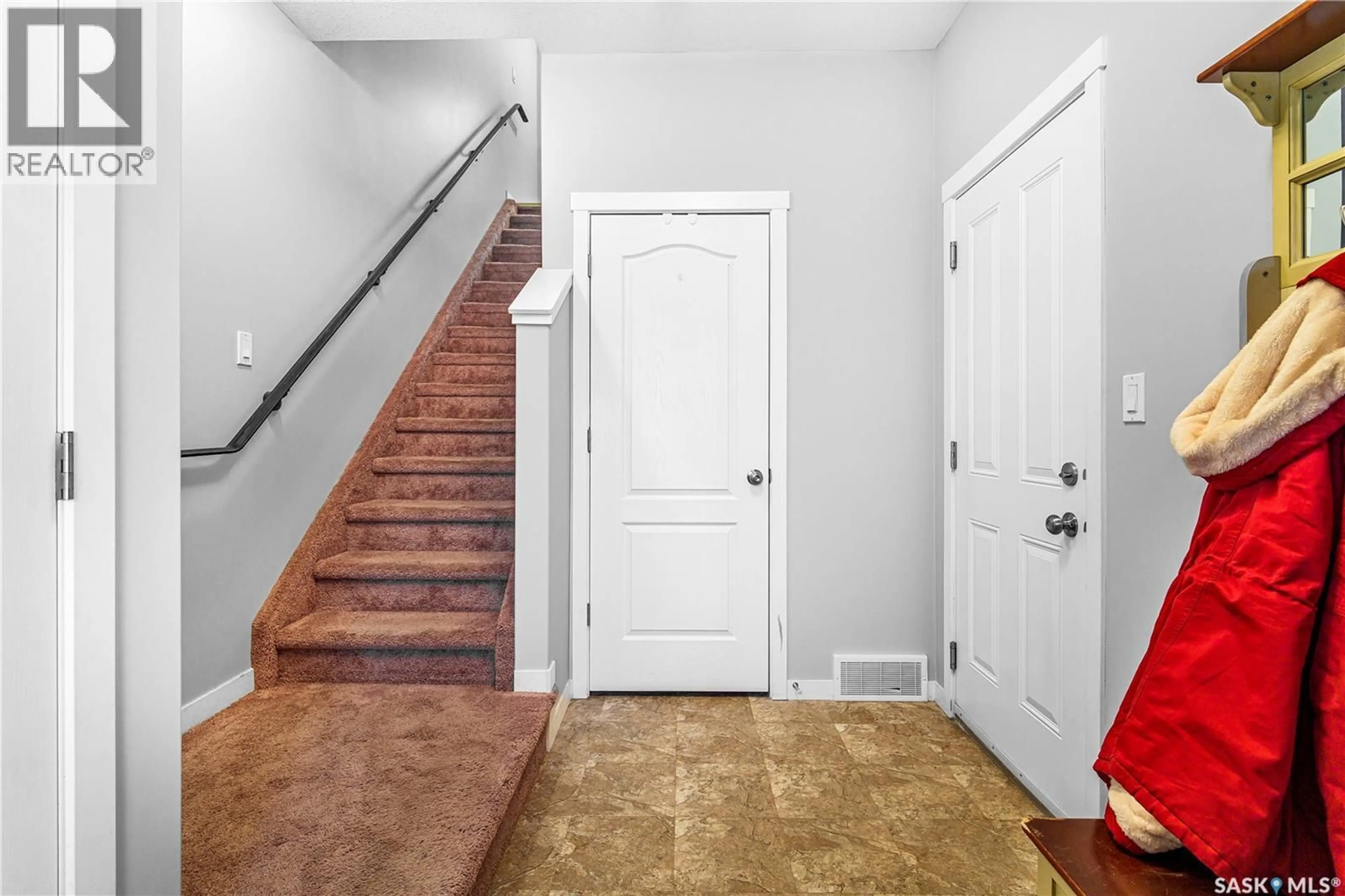 Indoor entryway for 303 - 3440 AVONHURST DRIVE, Regina Saskatchewan S4R2E1