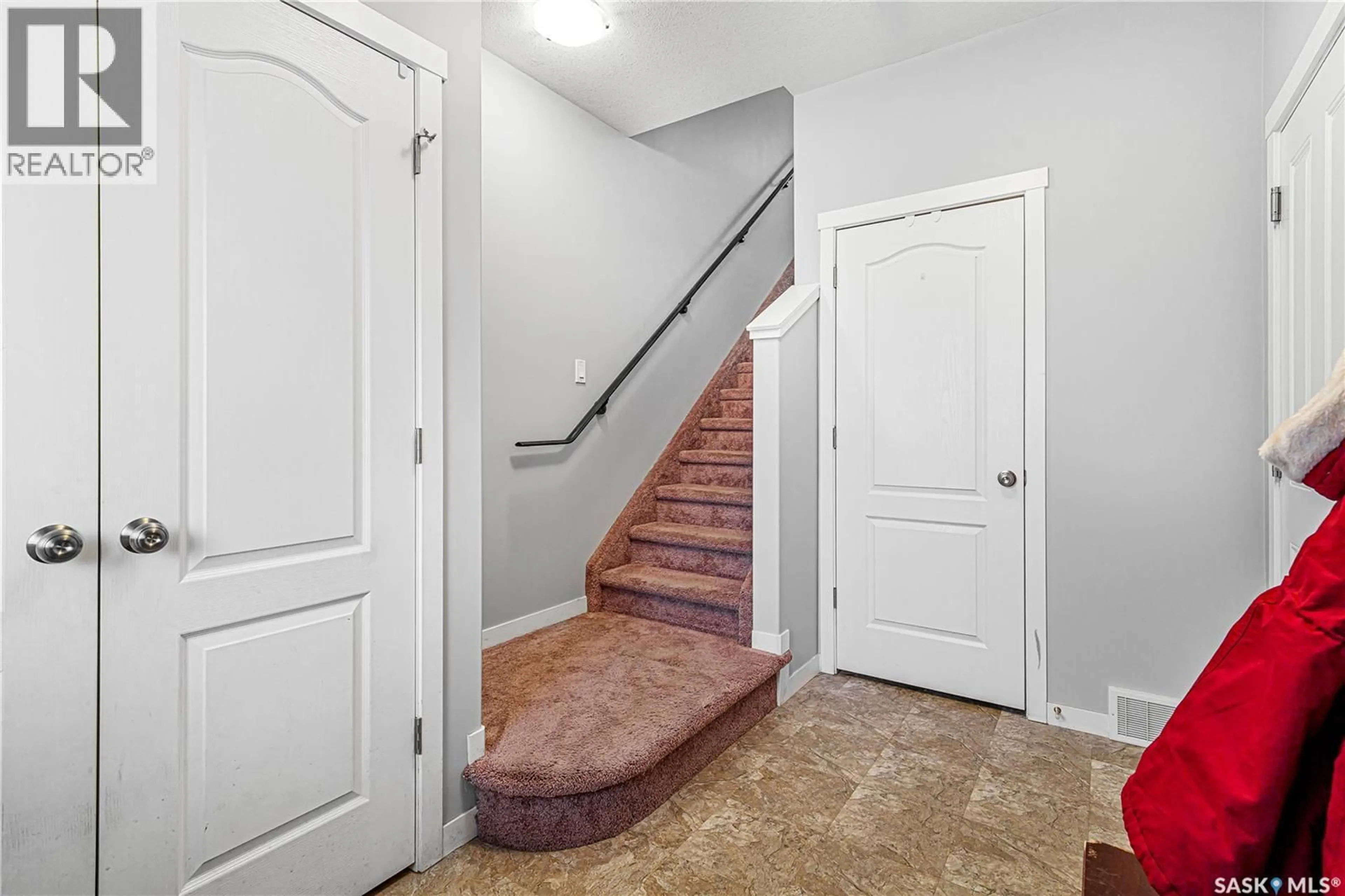Indoor foyer for 303 - 3440 AVONHURST DRIVE, Regina Saskatchewan S4R2E1
