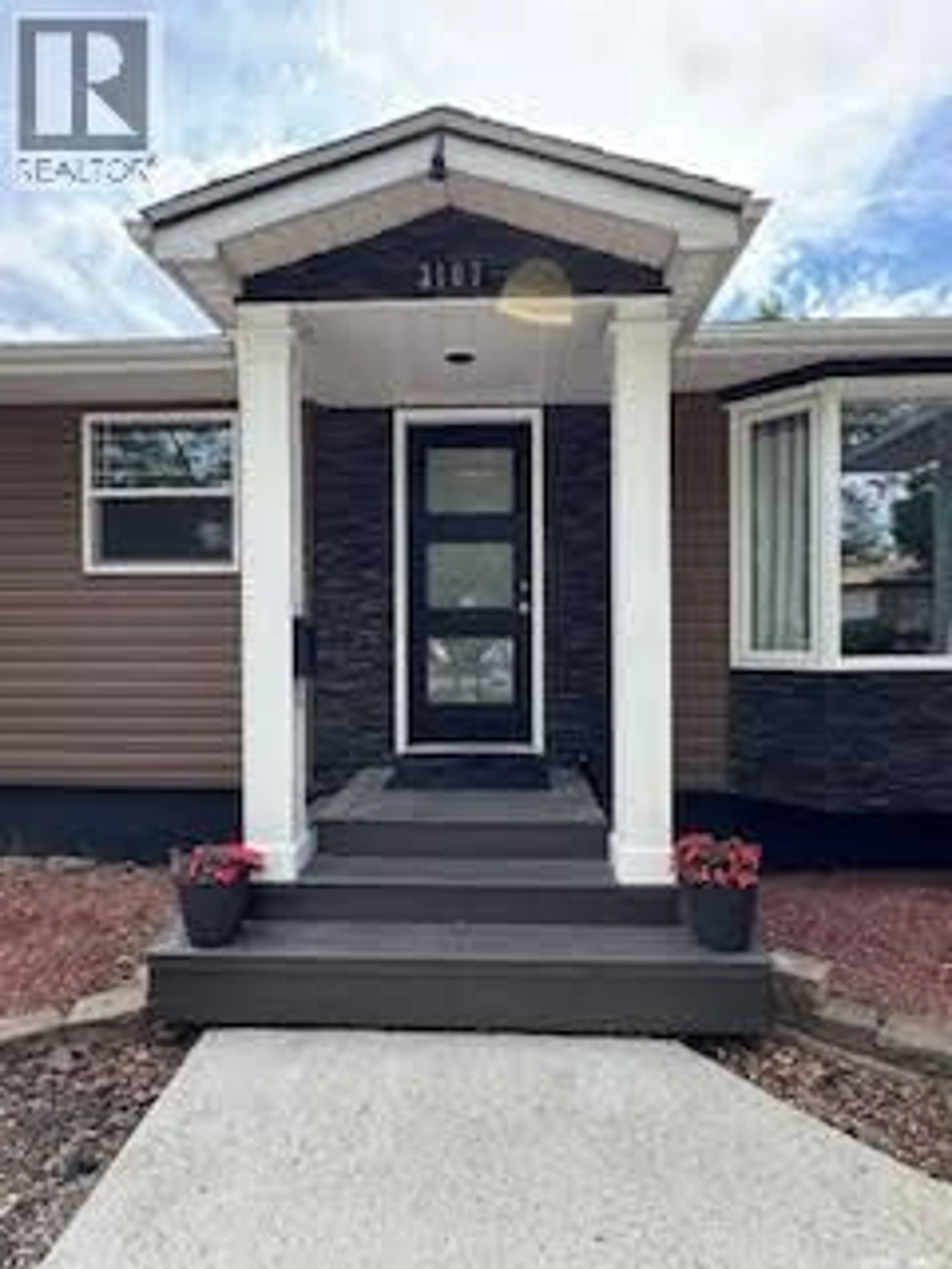 Indoor entryway for 3107 7TH AVENUE, Regina Saskatchewan S4N5G1