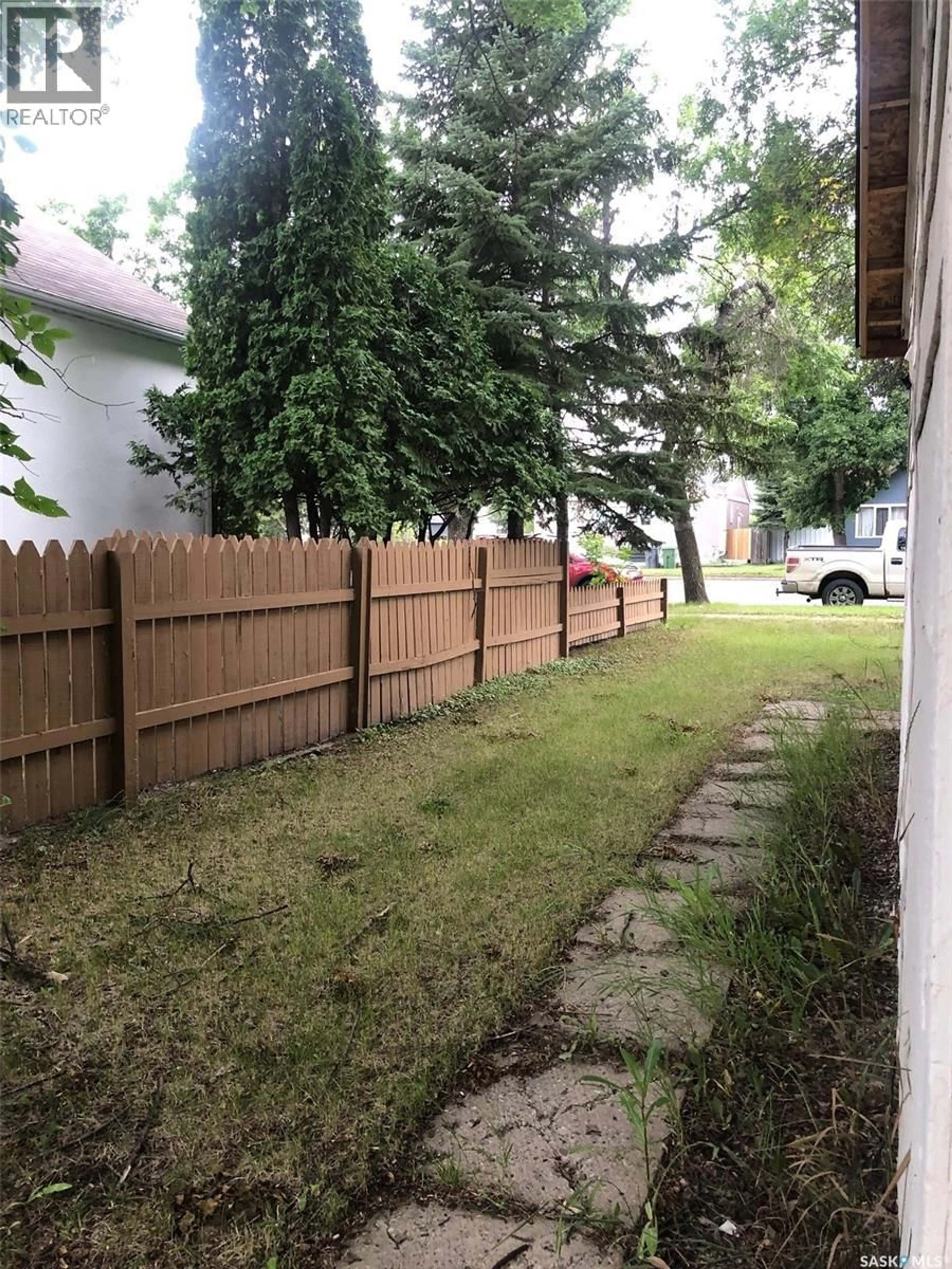 Patio, street for 17 GLADSTONE AVENUE, Yorkton Saskatchewan S3N2B2