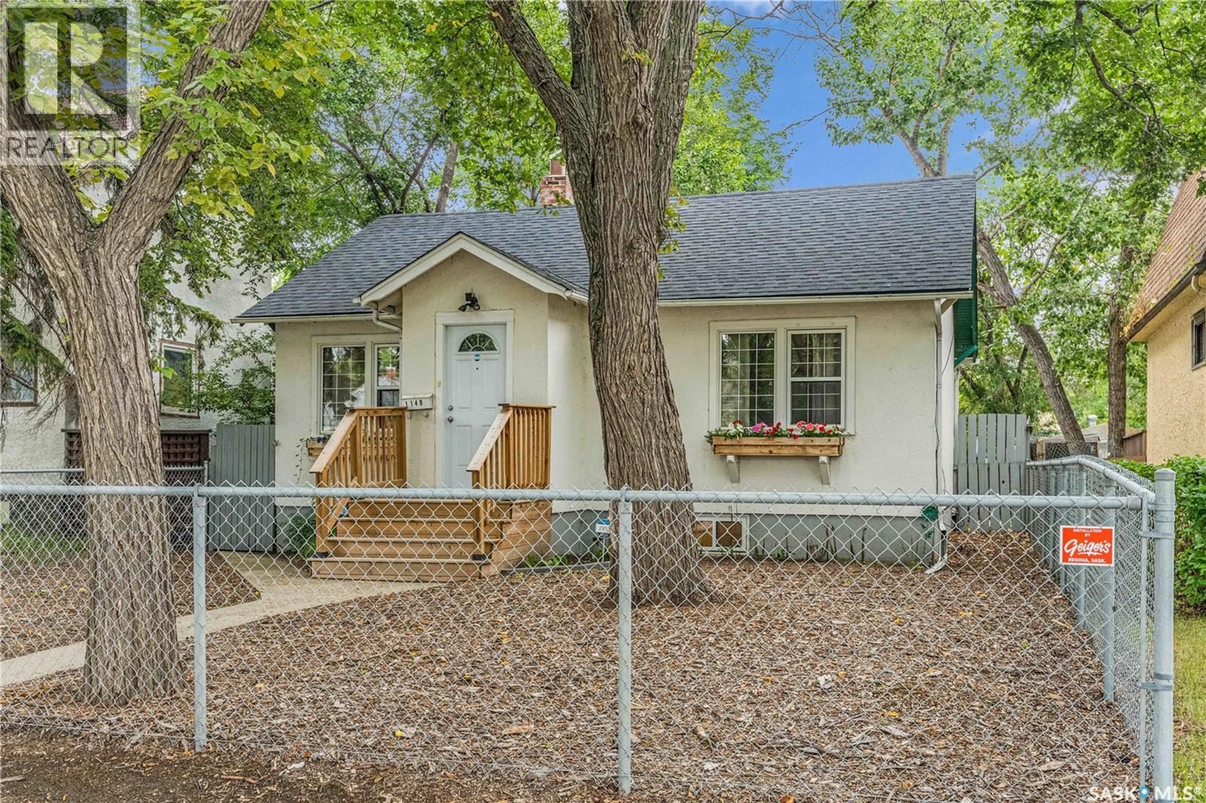 Home with vinyl exterior material, street for 1149 ELPHINSTONE STREET, Regina Saskatchewan S4T3M2