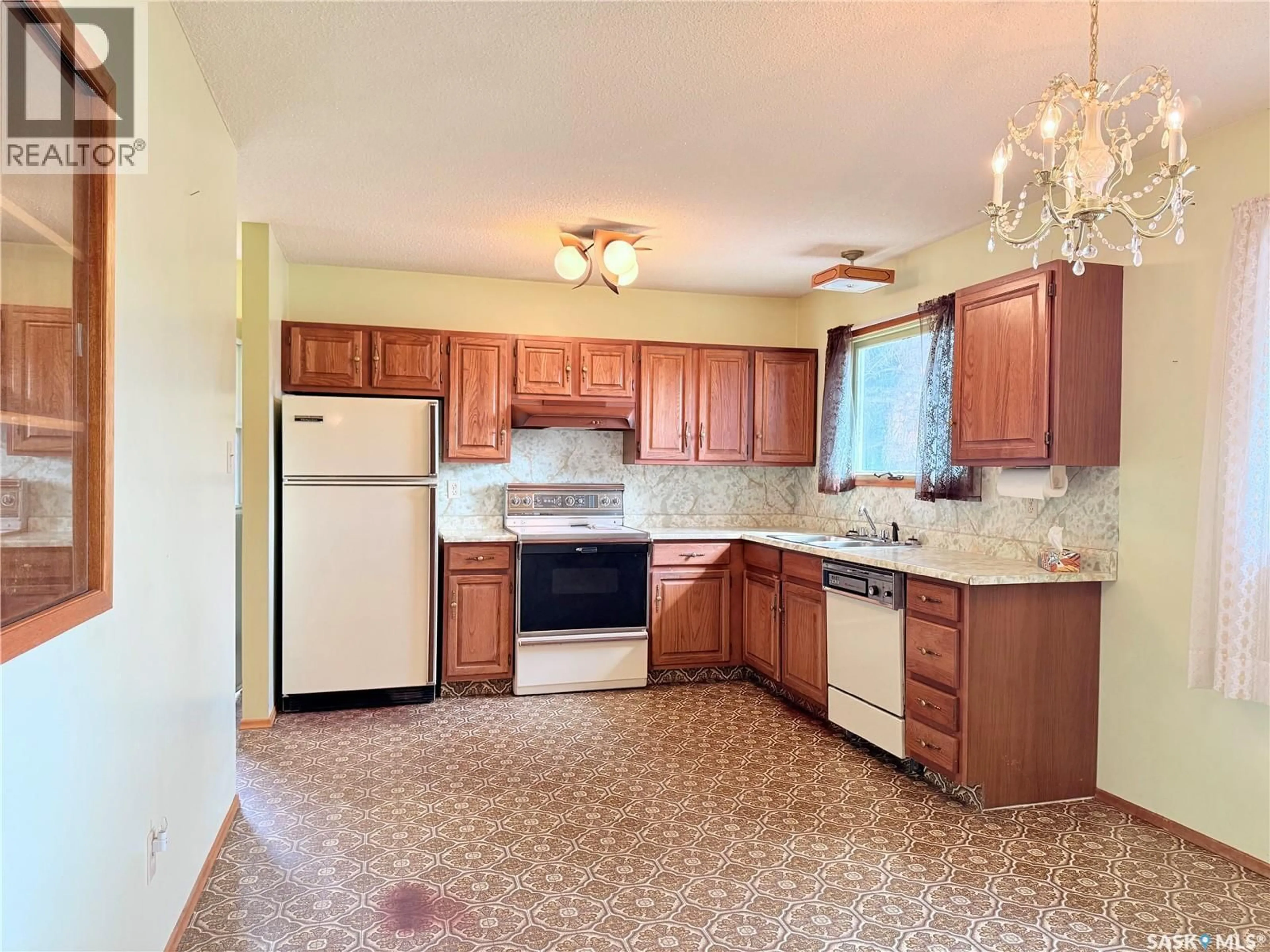 Standard kitchen, ceramic/tile floor for 420 SIMPSON STREET, Outlook Saskatchewan S0L2N0