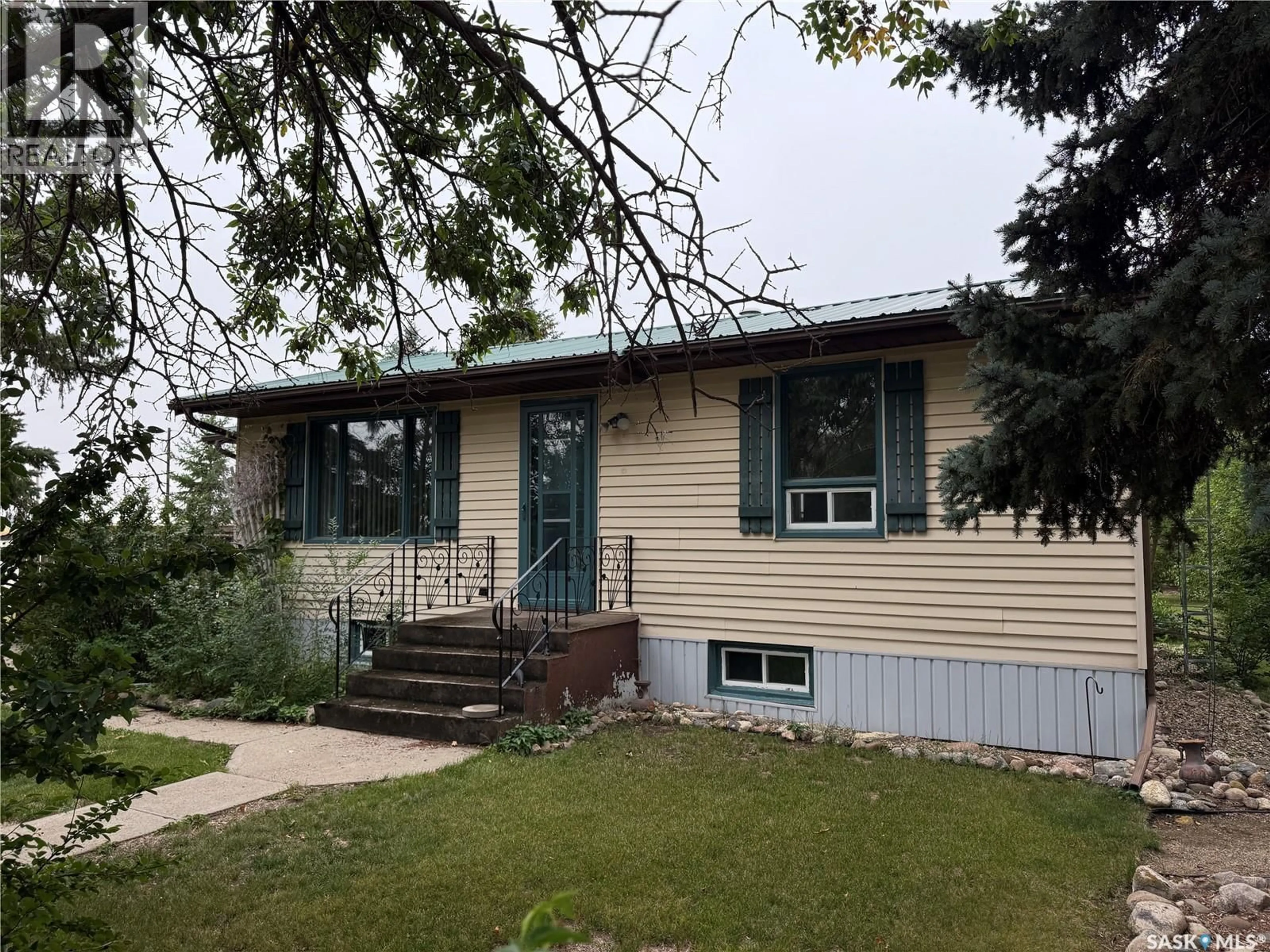 Home with vinyl exterior material, street for 515 MACDONALD AVENUE, Craik Saskatchewan S0G0V0