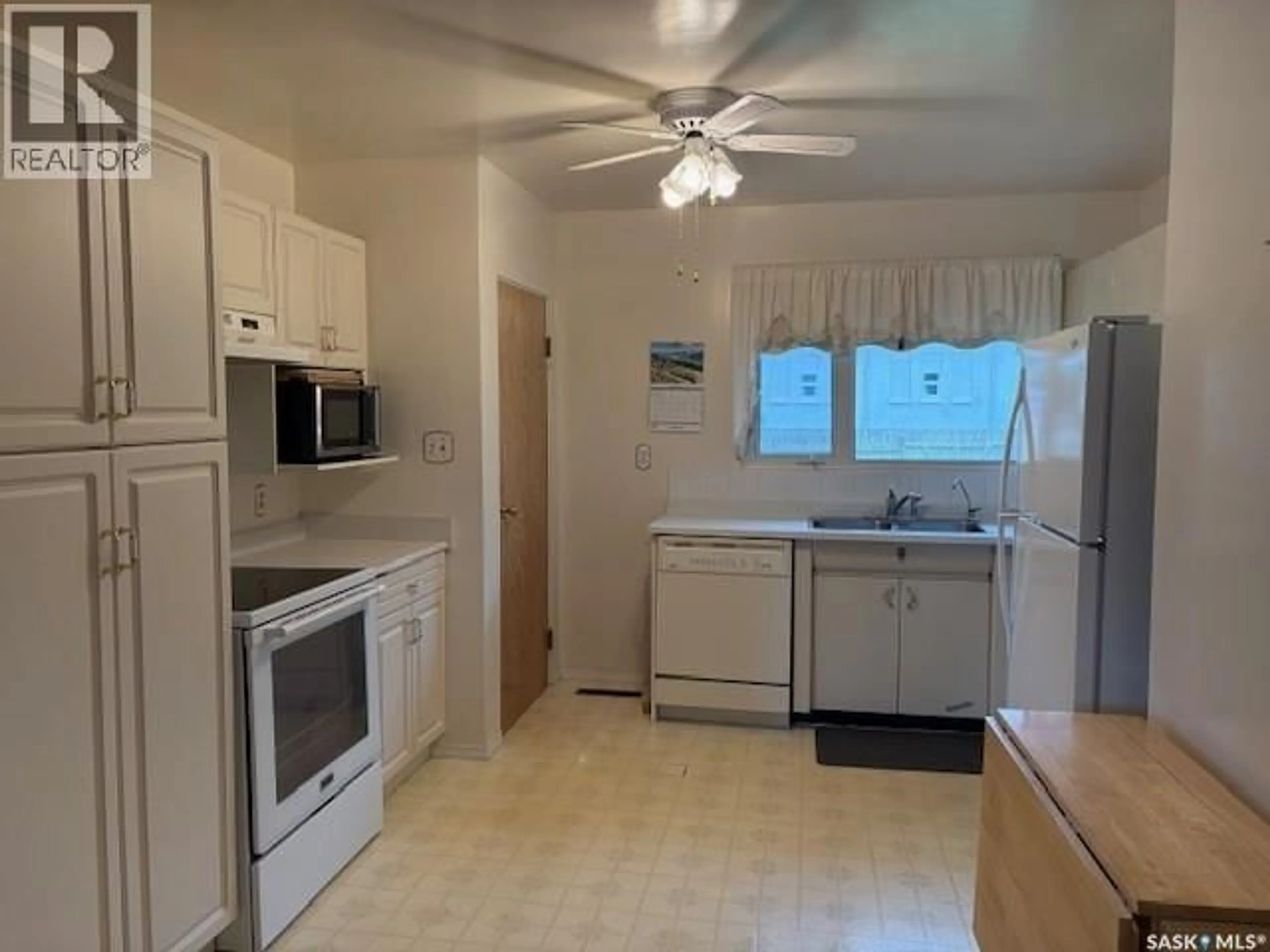Standard kitchen, unknown for 1762 98TH STREET, North Battleford Saskatchewan S9A0N1