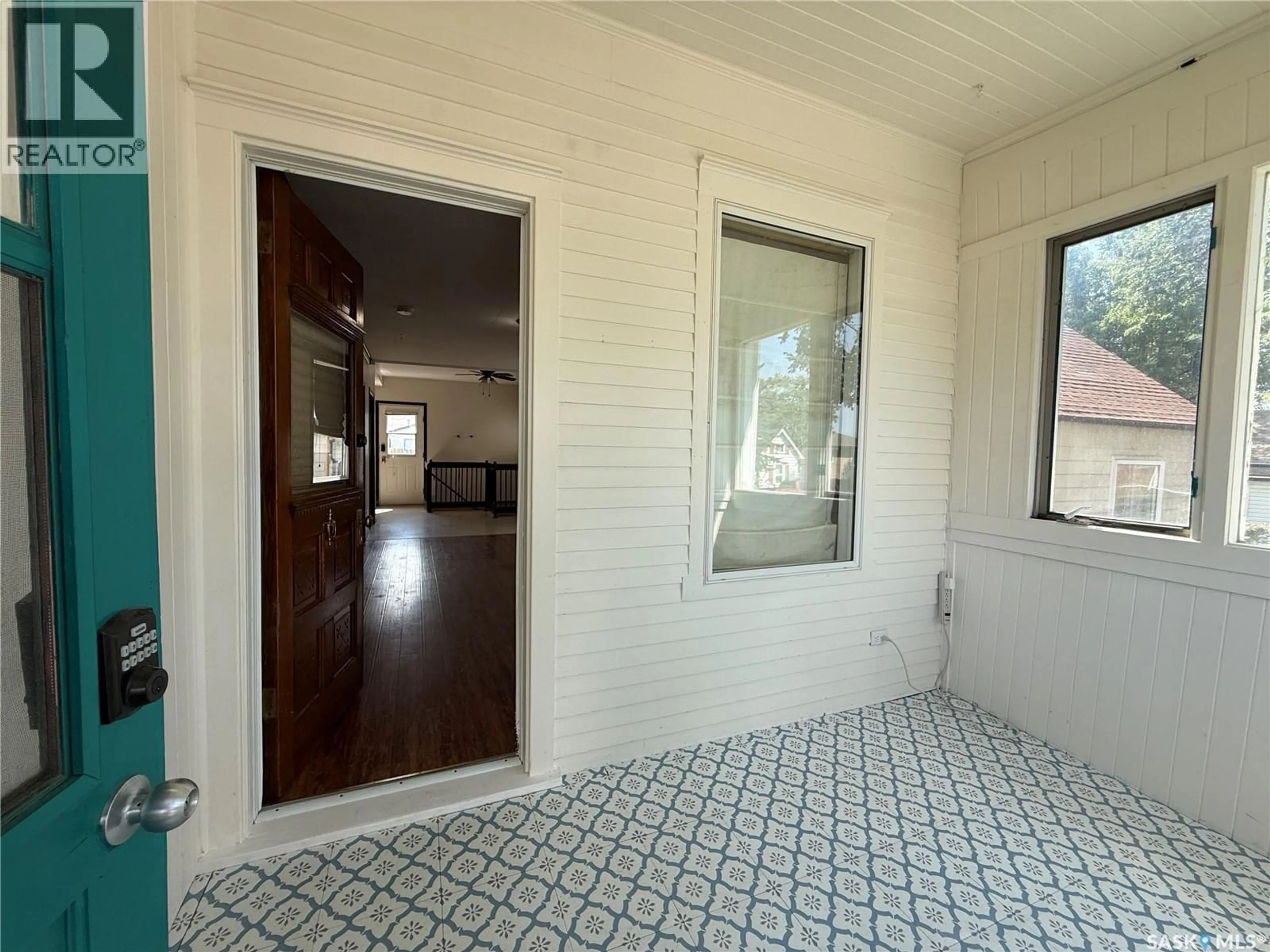 Indoor entryway for 151 COTEAU STREET, Moose Jaw Saskatchewan S6H5C4