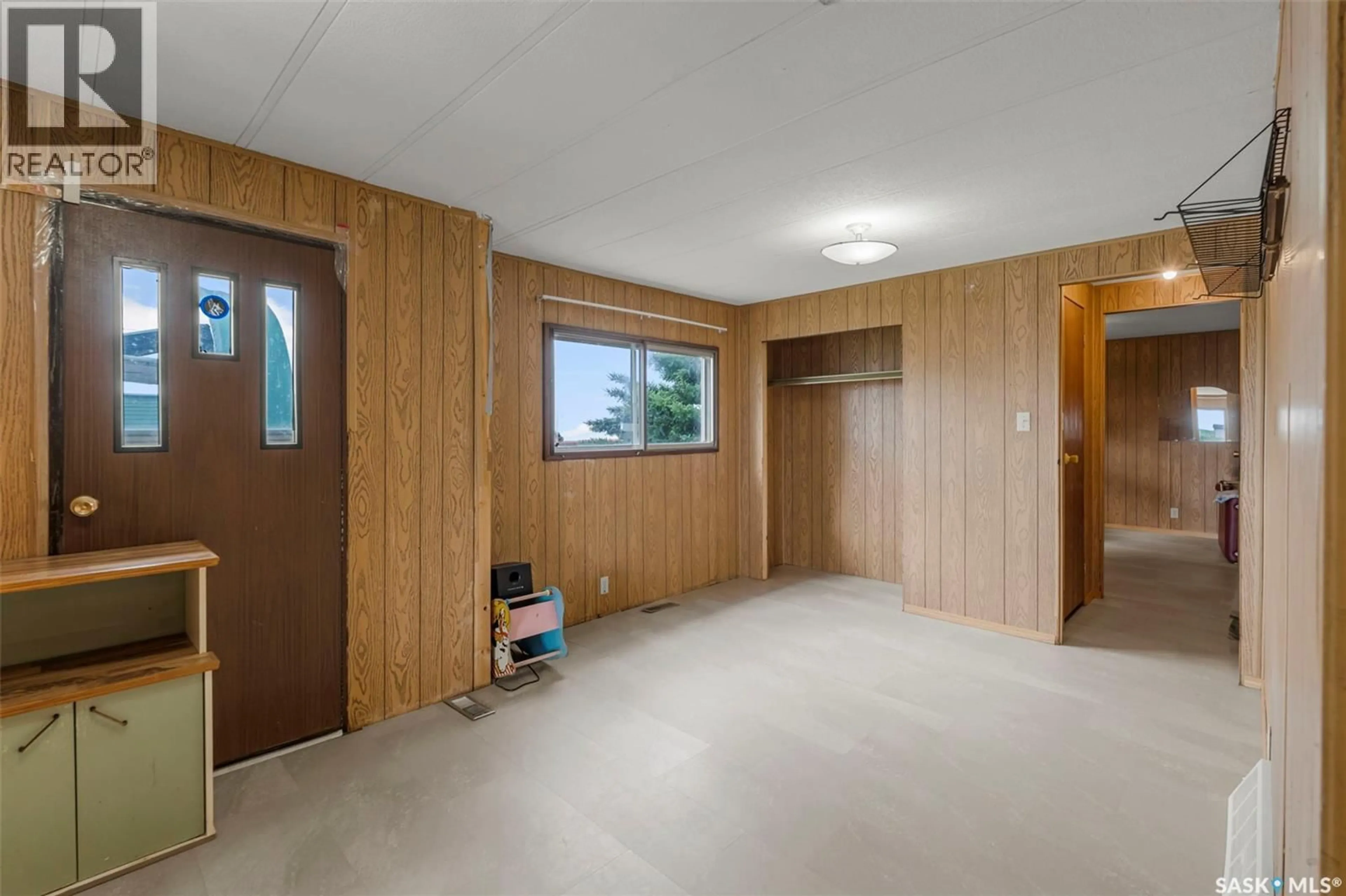Indoor foyer for 104 1ST AVENUE, Landis Saskatchewan S0K2K0