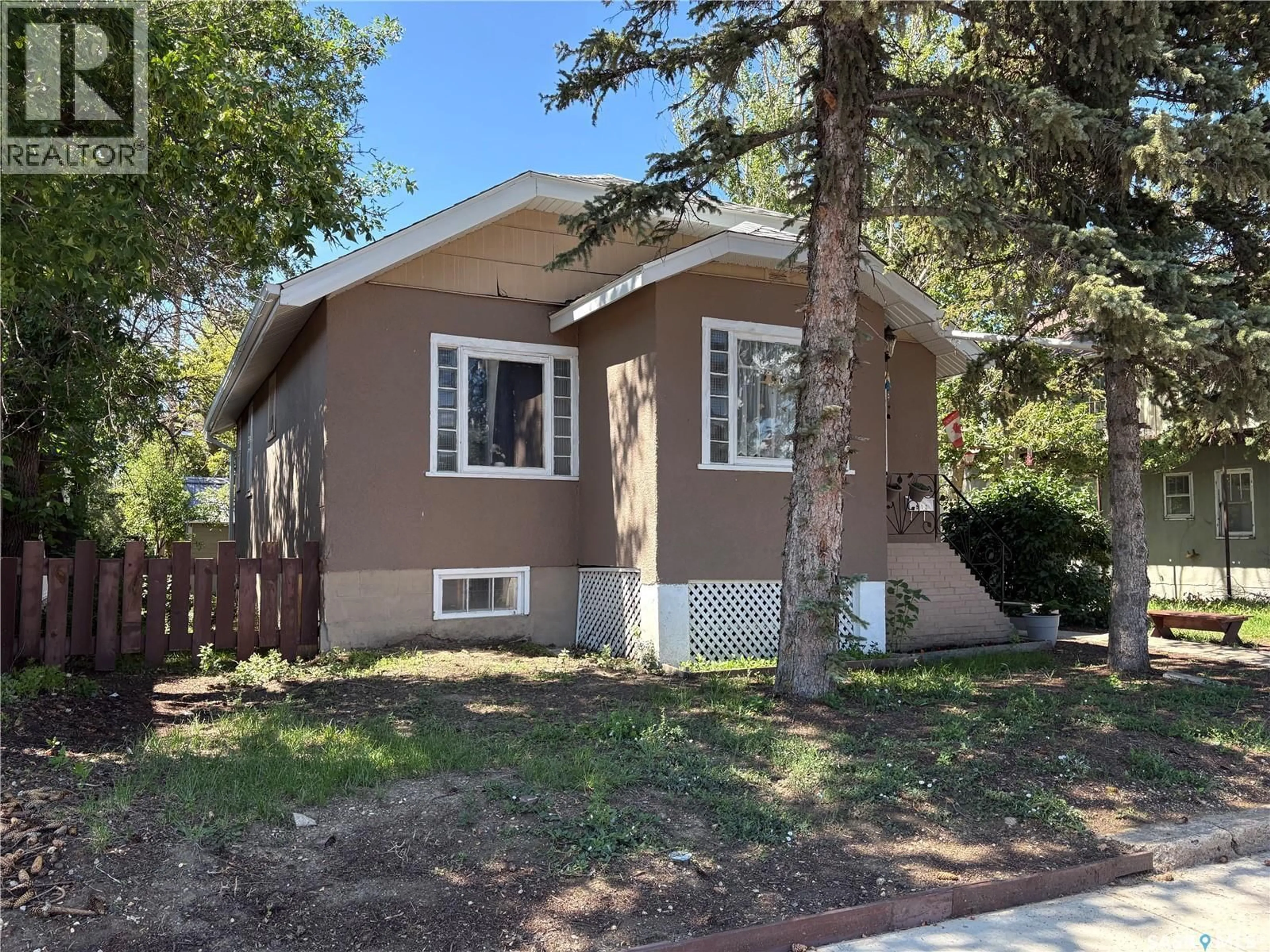Home with vinyl exterior material, street for 512 CENTRE STREET, Assiniboia Saskatchewan S0H0B0